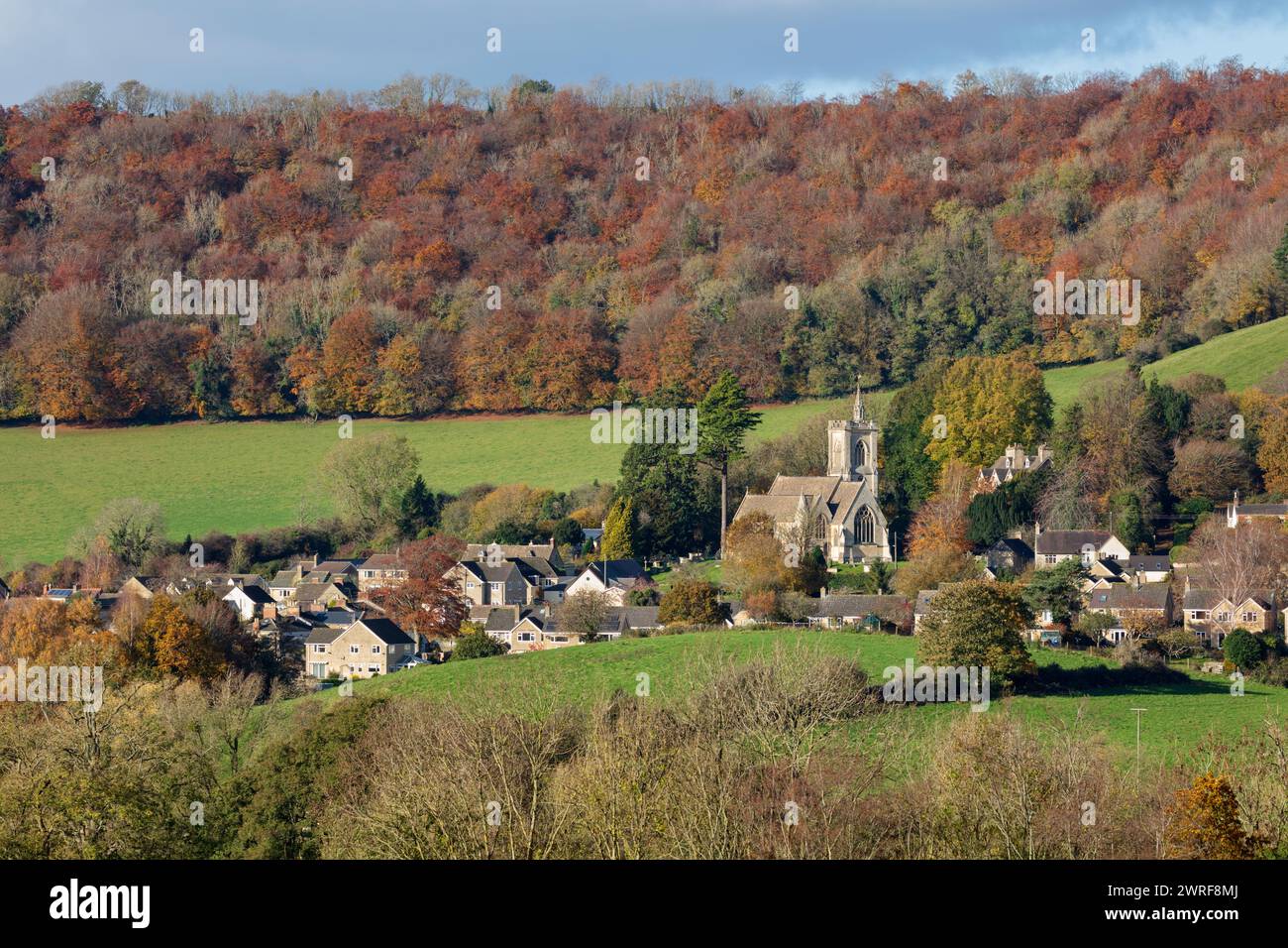 Dorf Uley und Kirche unterhalb des Uley Bury Hügels im Herbst, Uley, nahe Dursley, Cotswolds, Gloucestershire, England, Vereinigtes Königreich, Europa Stockfoto