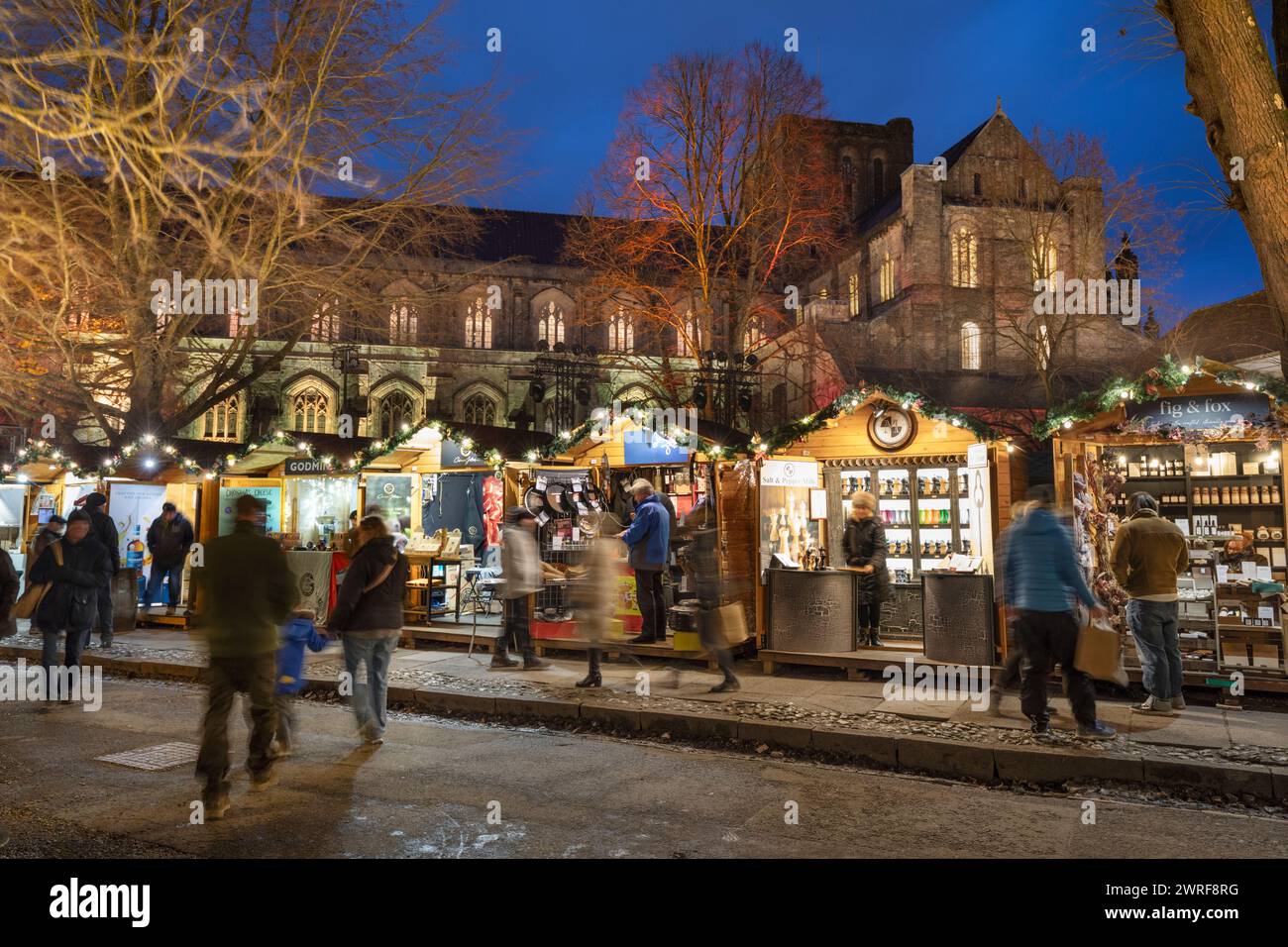 Stände bei Nacht auf dem Winchester Christmas Market vor der Winchester Cathedral, Winchester, Hampshire, England, Vereinigtes Königreich, Europa Stockfoto