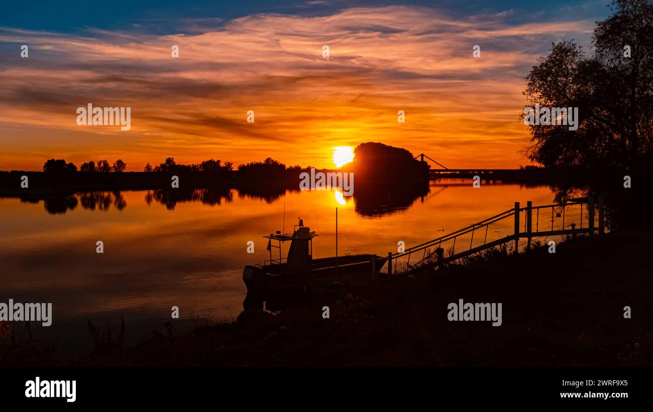 Sommer Sonnenuntergang mit Reflexionen bei Metten, Donau, Deggendorf, Bayern, Deutschland Metten BA 004 Stockfoto