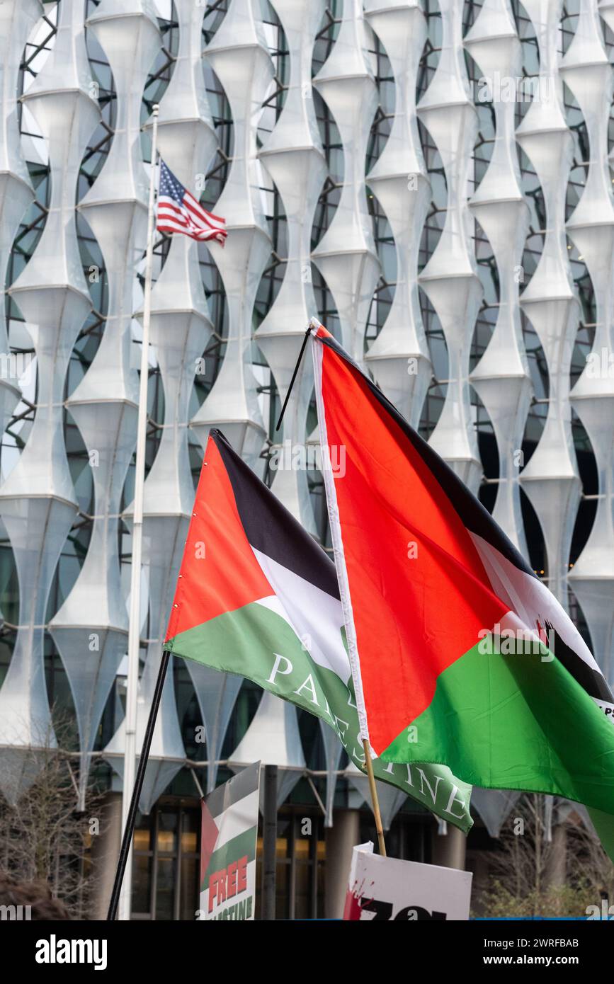Pro-Palästina-Protest marschiert vor der US-Botschaft in London, Großbritannien, und protestiert gegen den Konflikt im Gaza-Streifen und gegen die israelische Besatzung. Flags Stockfoto