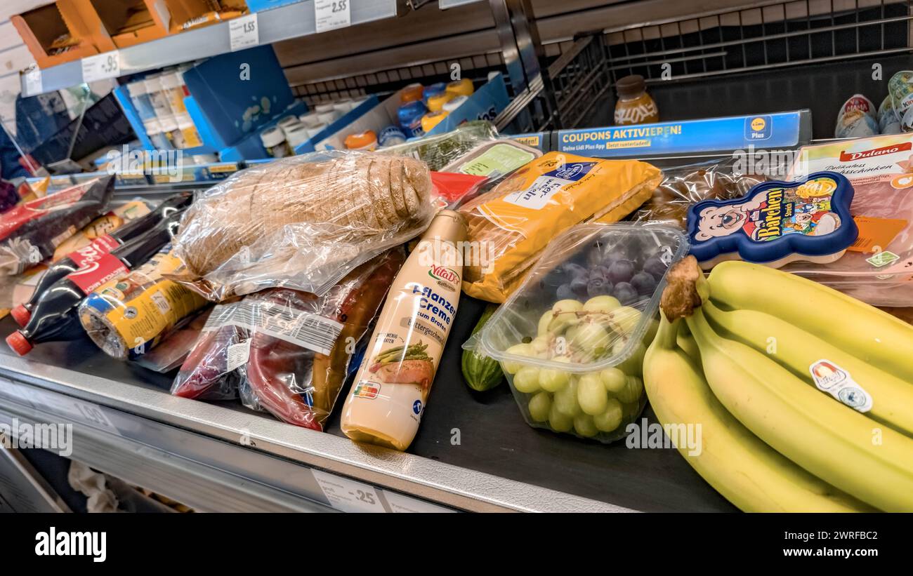Hamburg, Deutschland. März 2024. Die Waren liegen auf dem Kassenförderband in einem LIDL-Supermarkt. Quelle: Markus Scholz/dpa/Alamy Live News Stockfoto