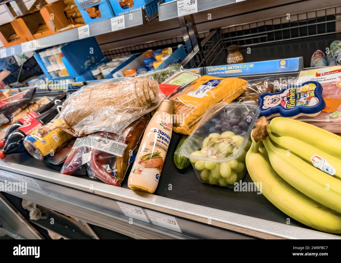 Hamburg, Deutschland. März 2024. Ware, die auf dem Kassenförderband in einem LIDL-Supermarkt liegt. Quelle: Markus Scholz/dpa/Alamy Live News Stockfoto
