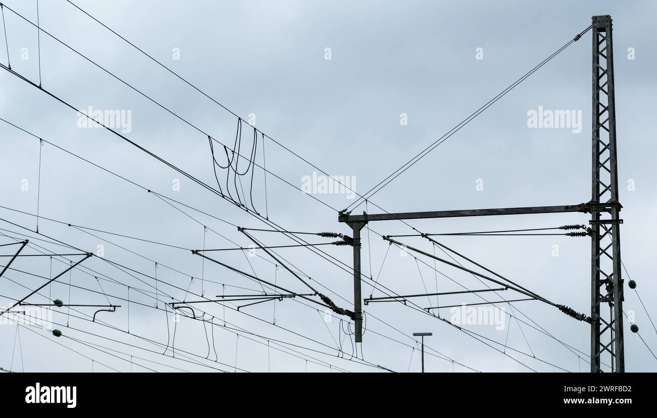 Rottweil, Deutschland. März 2024. Dunkle Wolken sammeln sich über einer Freileitung einer elektrifizierten Eisenbahnlinie. Quelle: Silas Stein/dpa/Alamy Live News Stockfoto