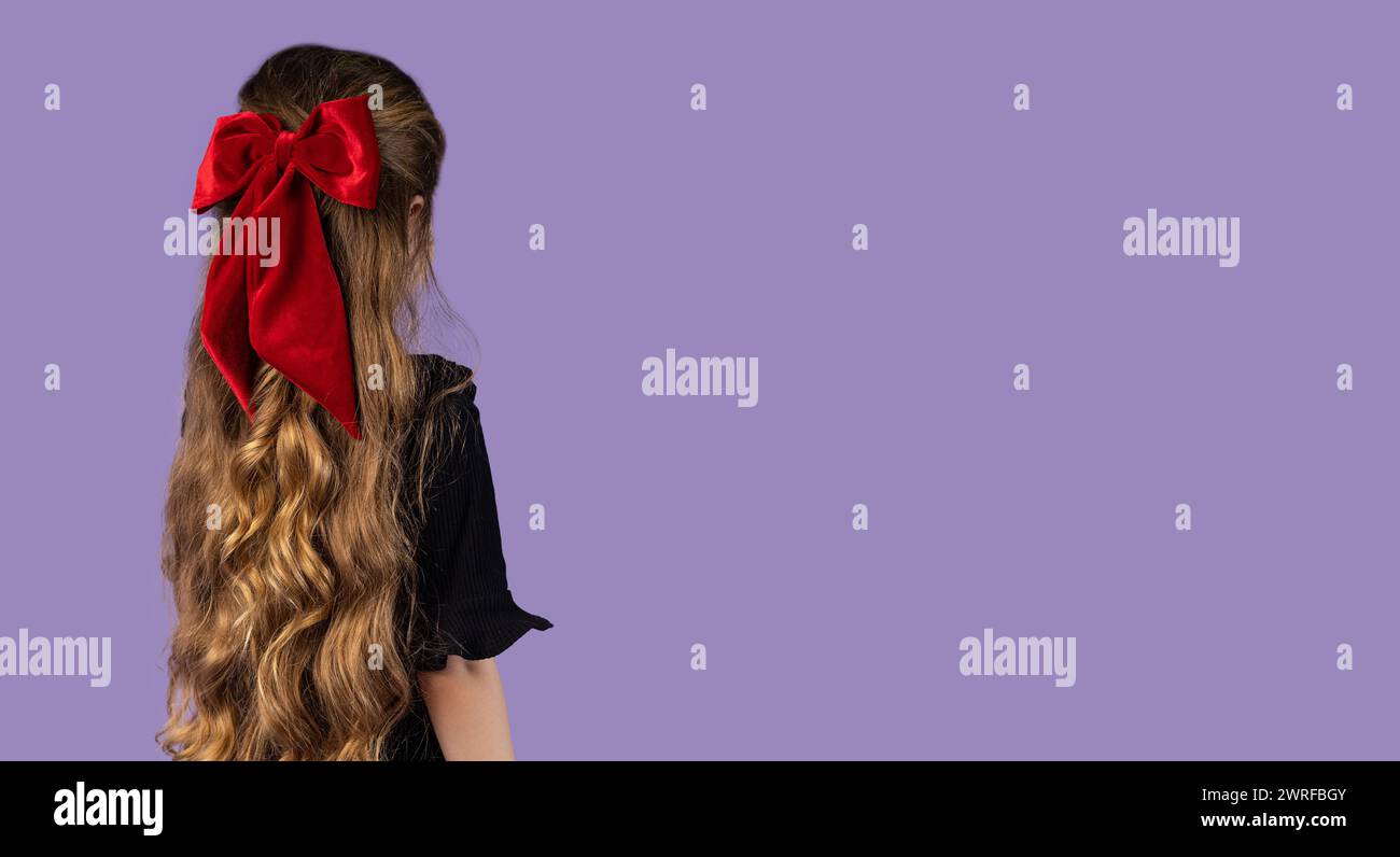 Porträtfoto von einem kleinen blonden Mädchen mit langen Haaren mit Platz für Text oder Kopie für Banner. Hochwertige Fotos Stockfoto