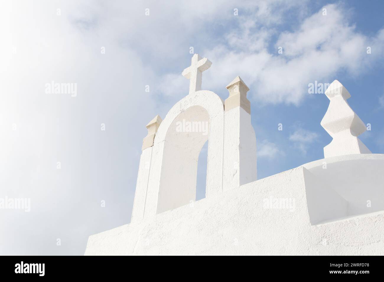 Abstrakte Fotografie der Kapelle von Santo Estêvão, Baleal. Sie repräsentiert die Ruhe der heiligen Stätte. Stockfoto