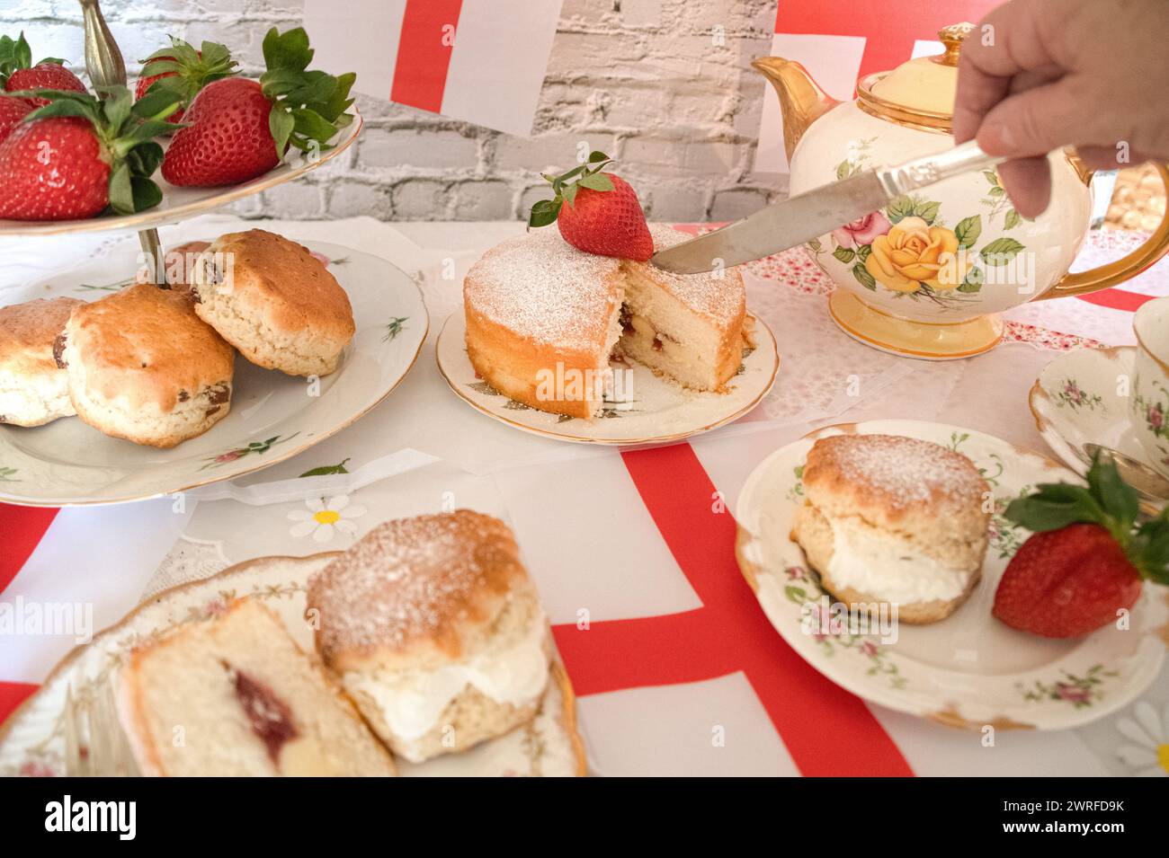 St. Georges Day Nachmittagstee Feiern mit englischer Flagge Erdbeeren und Creme Scones englischer Tee Vintage Teeparty Stockfoto