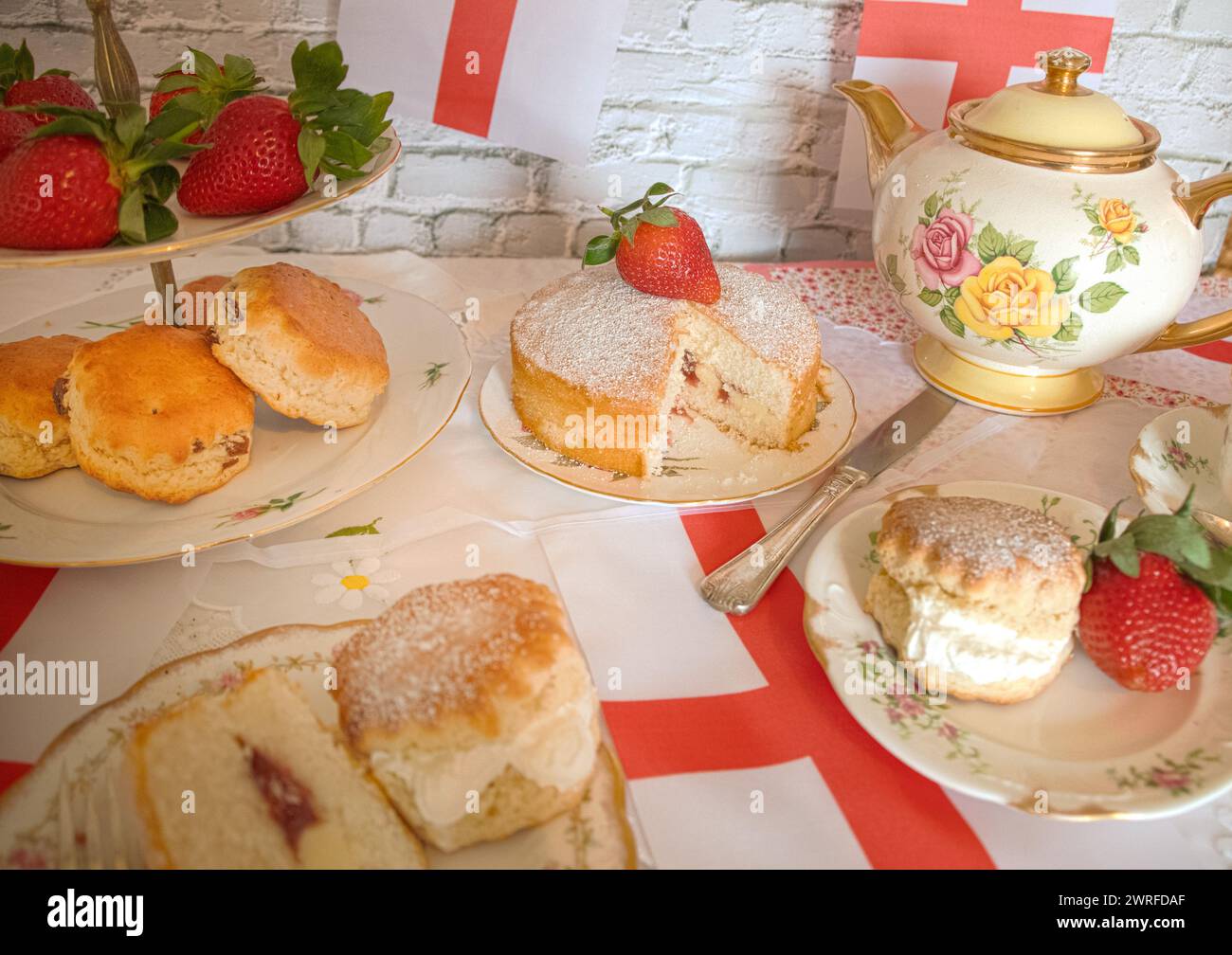 St. Georges Day Nachmittagstee Feiern mit englischer Flagge Erdbeeren und Creme Scones englischer Tee Vintage Teeparty Stockfoto