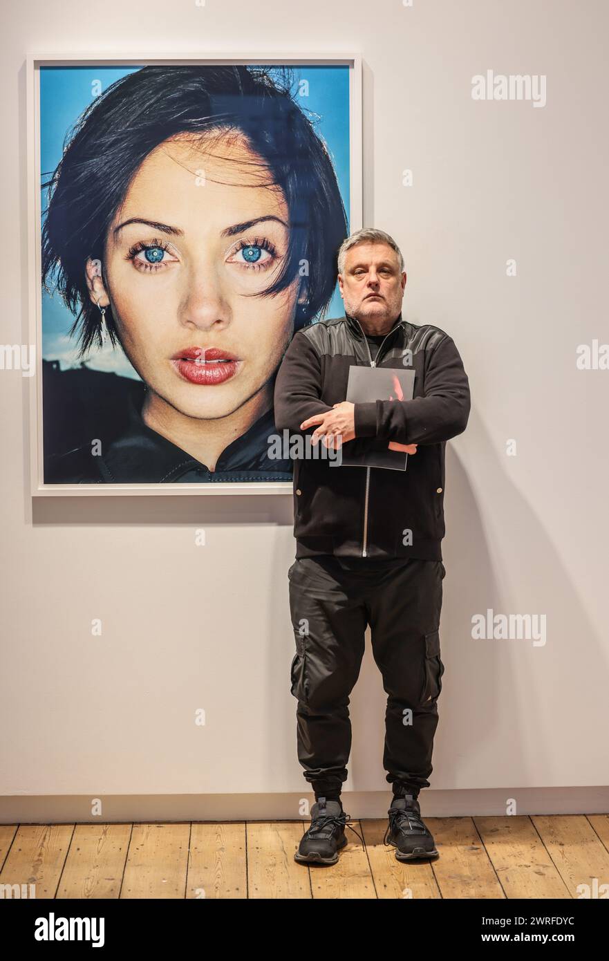 Cromwell Place, London, Großbritannien. März 2024. Rankin (im Bild) Neben Natalie Imbruglia links vom mittleren Album Artwork, 1997 C-Type LambdaThrough eine sorgfältig kuratierte Auswahl von Porträts, die neueste TIN MAN KUNSTAUSSTELLUNG, Sound Off – am Cromwell Place ab dem 12-24. März 2024 – zeigt Rankin ́s die Fähigkeit, Bilder zu erstellen, die den Zeitgeist definieren, sowie die Persönlichkeiten hinter der Persönlichkeit jedes Musikers zu erforschen.Paul Quezada-Neiman/Alamy Live News Credit: Paul Quezada-Neiman/Alamy Live News Stockfoto