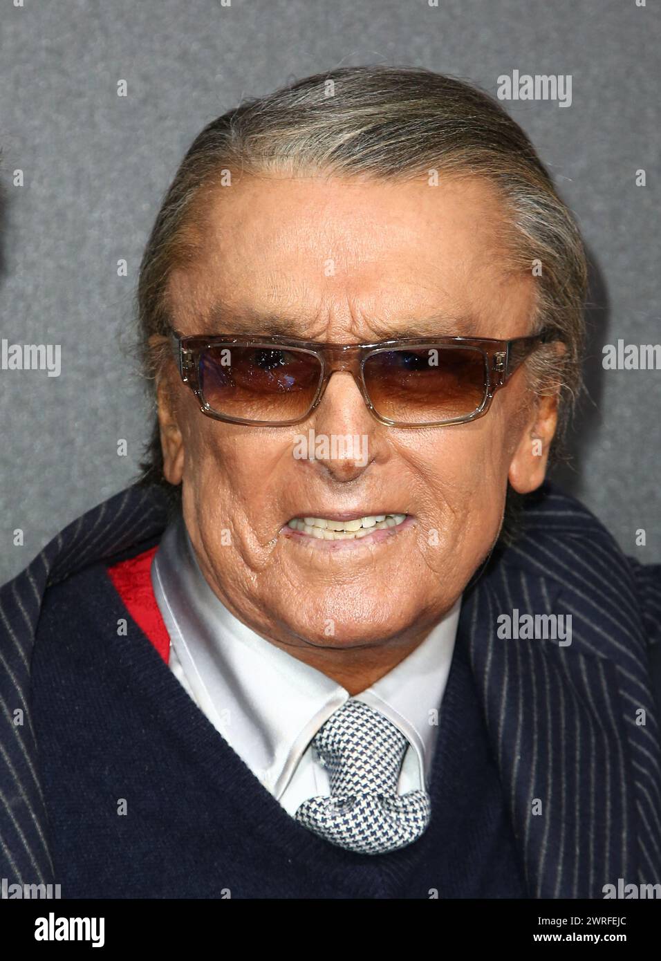 HOLLYWOOD, KALIFORNIEN - 20. MÄRZ: Robert Evans bei der zweiten jährlichen Gala „Rebels with a Cause“ für das USC Center for Applied Molecular Medicine in den Paramount Studios in Hollywood, Kalifornien am 20. März 2013. Hinweis: Mpi99/MediaPunch Stockfoto