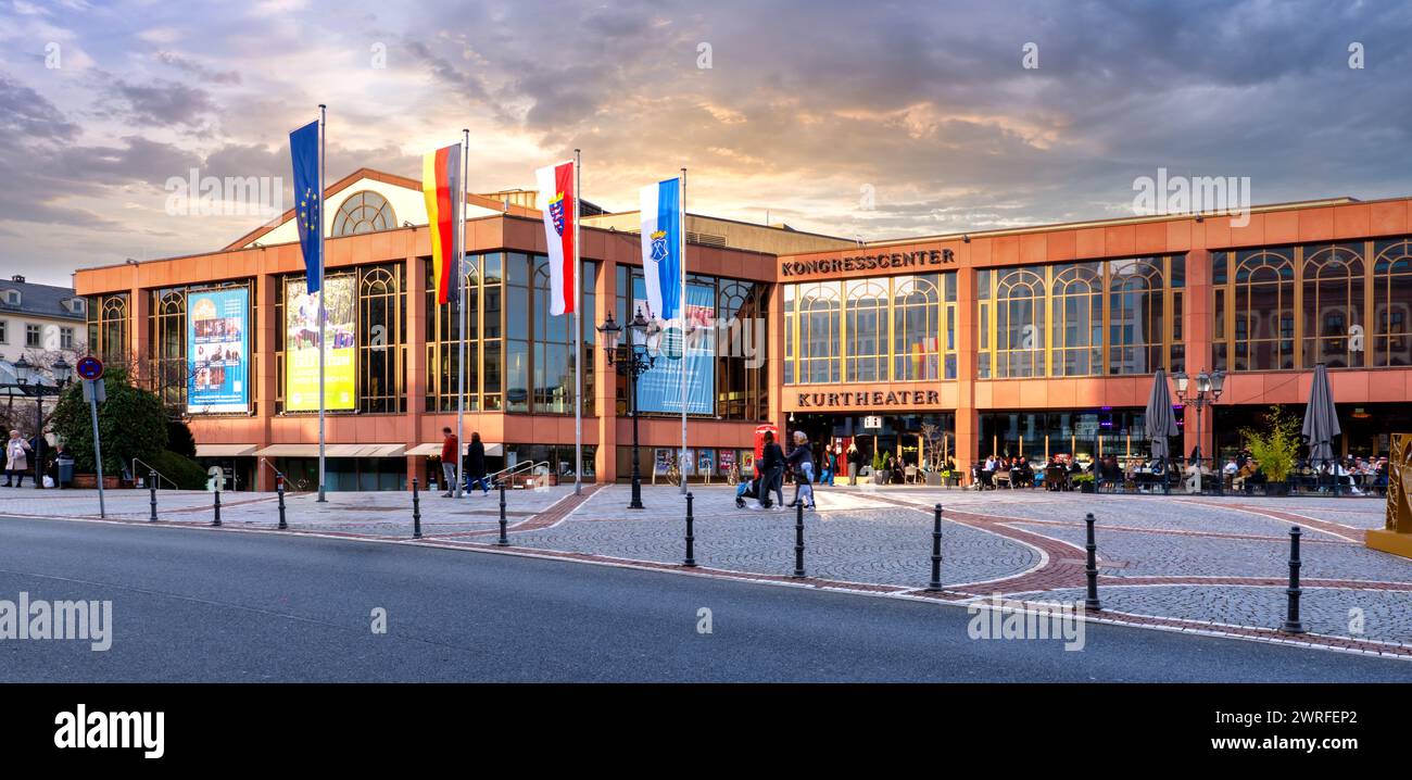Bad Homburg, Deutschland, 2024: Kurhaus Bad Homburg mit Kongresszentrum, Kurtheater und Ladenreihe Stockfoto