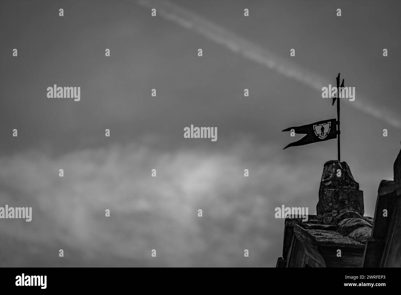 Ausdrucksstarke weiße, geschwollene Wolken am Himmel über dem alten Kirchturm mit Kreuz in der Toskana, Italien, Europa. Kopierbereich. Stockfoto