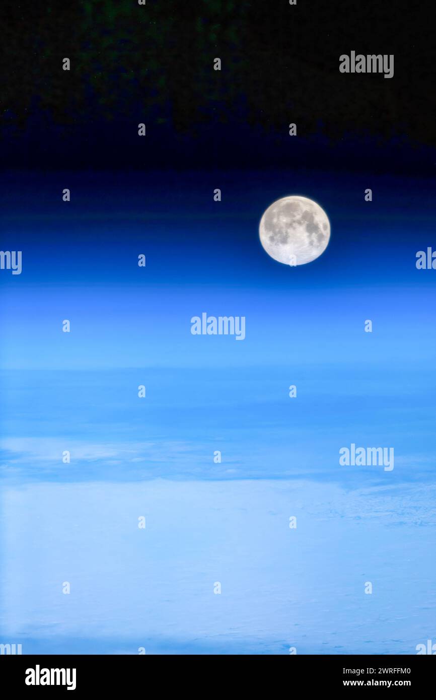 Der Mond und die Atmosphäre. Digitale Bildverbesserung durch die NASA Stockfoto