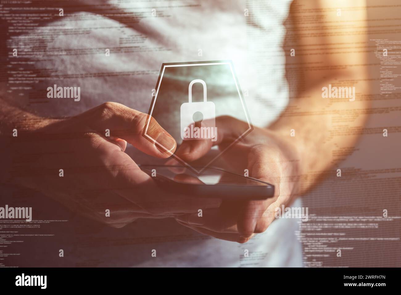 Cybersicherheitskonzept für Mobiltelefone, Nahaufnahme männlicher Hände mit Smartphone-App zum Schutz von Online-Aktivitäten, selektiver Fokus Stockfoto