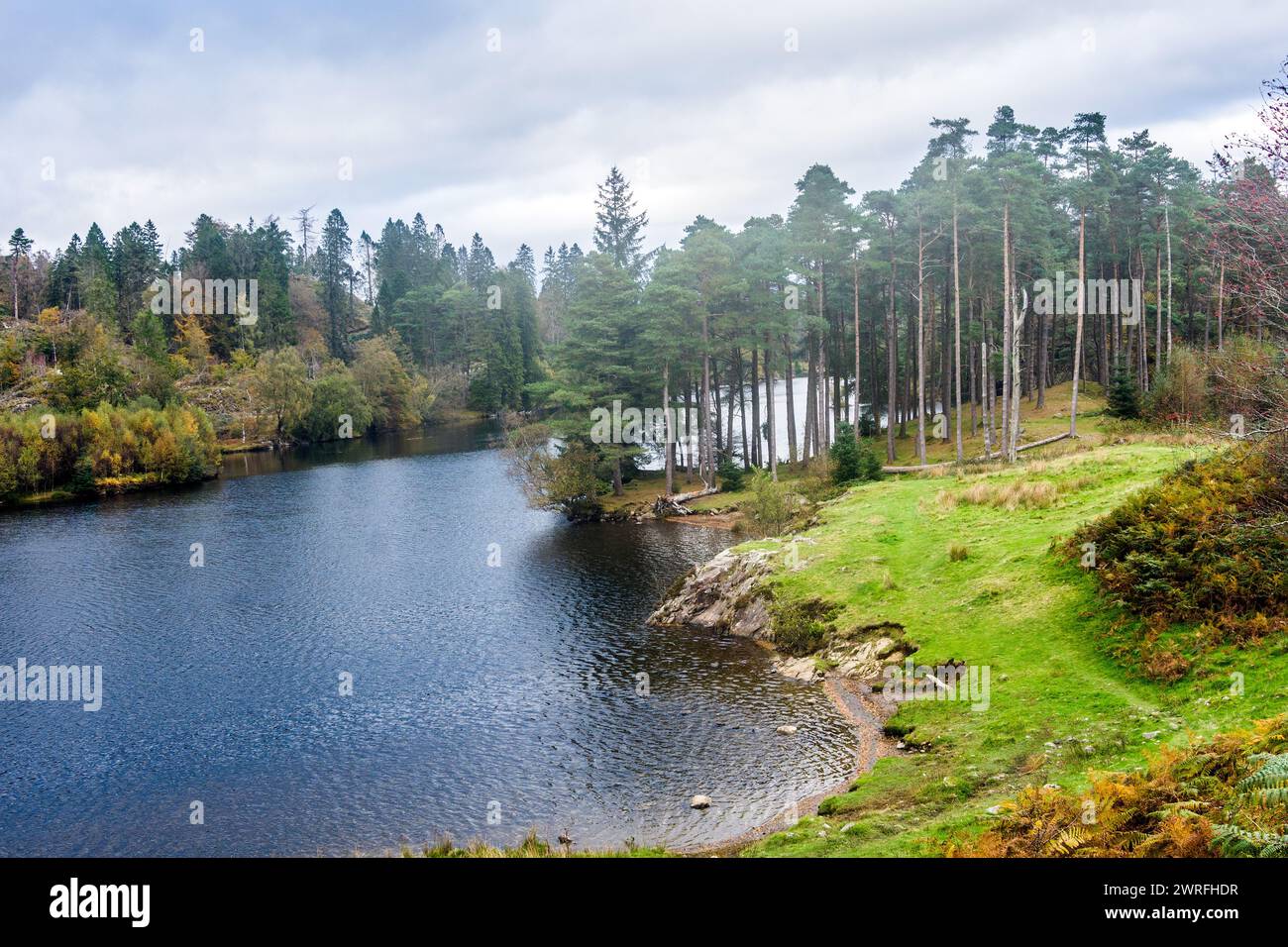 Dieser künstlich geschaffene See wurde im 19. Jahrhundert erbaut und ist bei Wanderern und Wanderern beliebt. Stockfoto