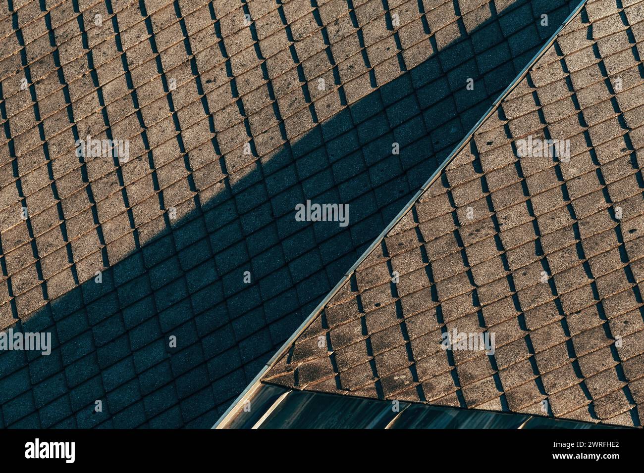 Diamantschieferschindeldach, alte Dachziegel, Blick aus einem hohen Winkel Stockfoto