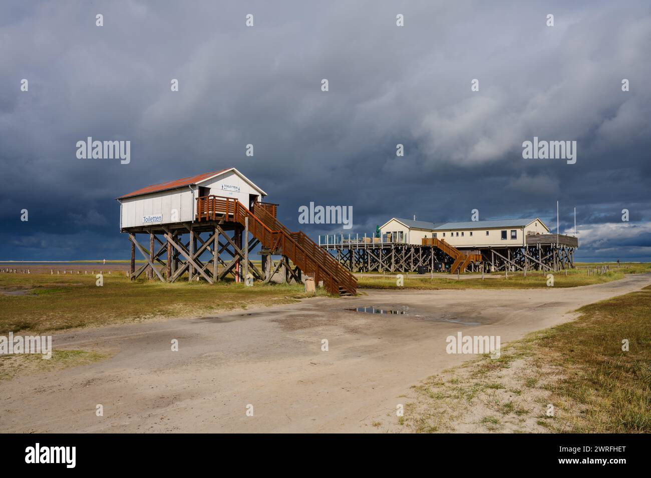 Landschaft St. Peter-Ording Pfahlbauten am Böhler Strand hier ein Toiletthaus bei Ebbe Stockfoto