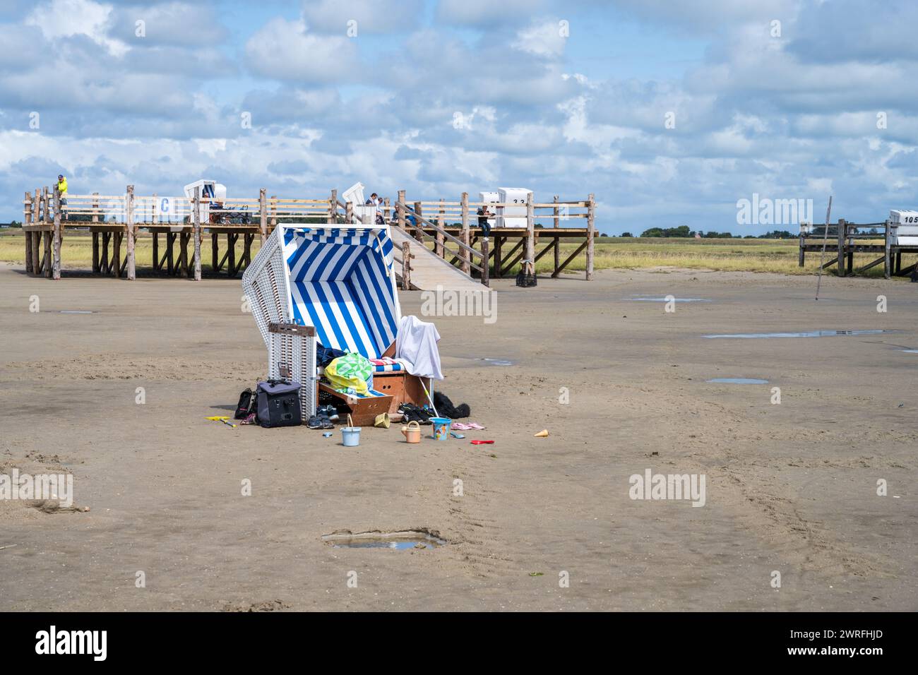 St. Peter-Ording Böhler Strand bei Ebbe einsame Strandkörbe bei Niedrigwasser Stockfoto