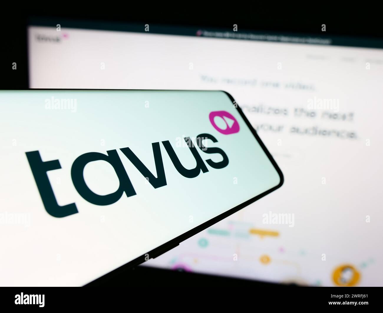 Handy mit Logo des amerikanischen Videounternehmens Tavus Inc. Vor der Website. Konzentrieren Sie sich auf die Mitte rechts auf dem Display des Telefons. Stockfoto