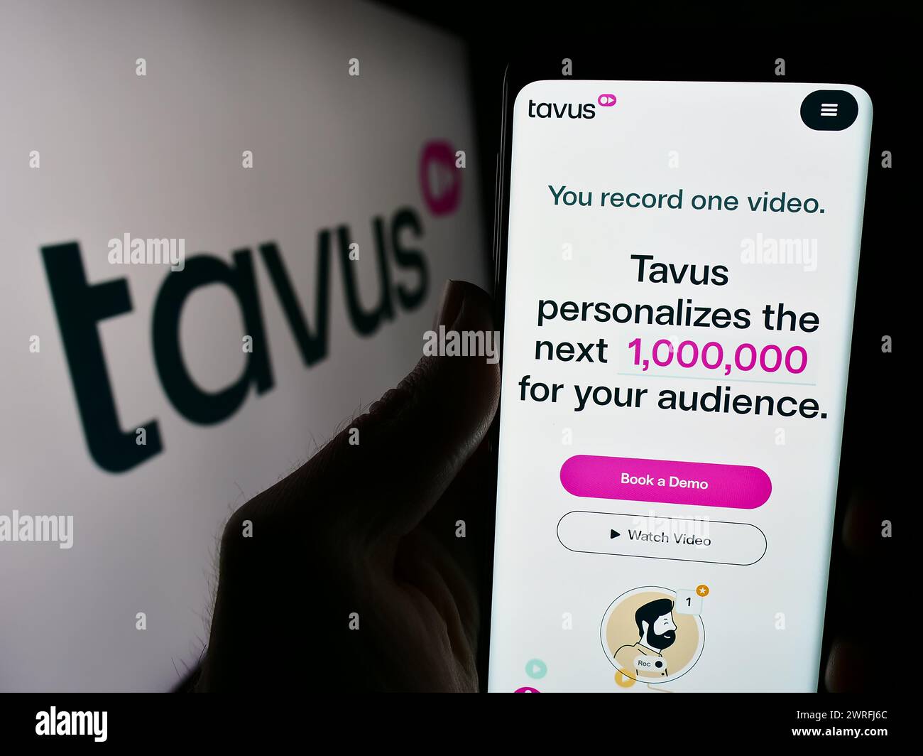 Person mit Mobiltelefon mit Website des US-amerikanischen Videounternehmens Tavus Inc. Mit Logo. Konzentrieren Sie sich auf die Mitte des Telefondisplays. Stockfoto