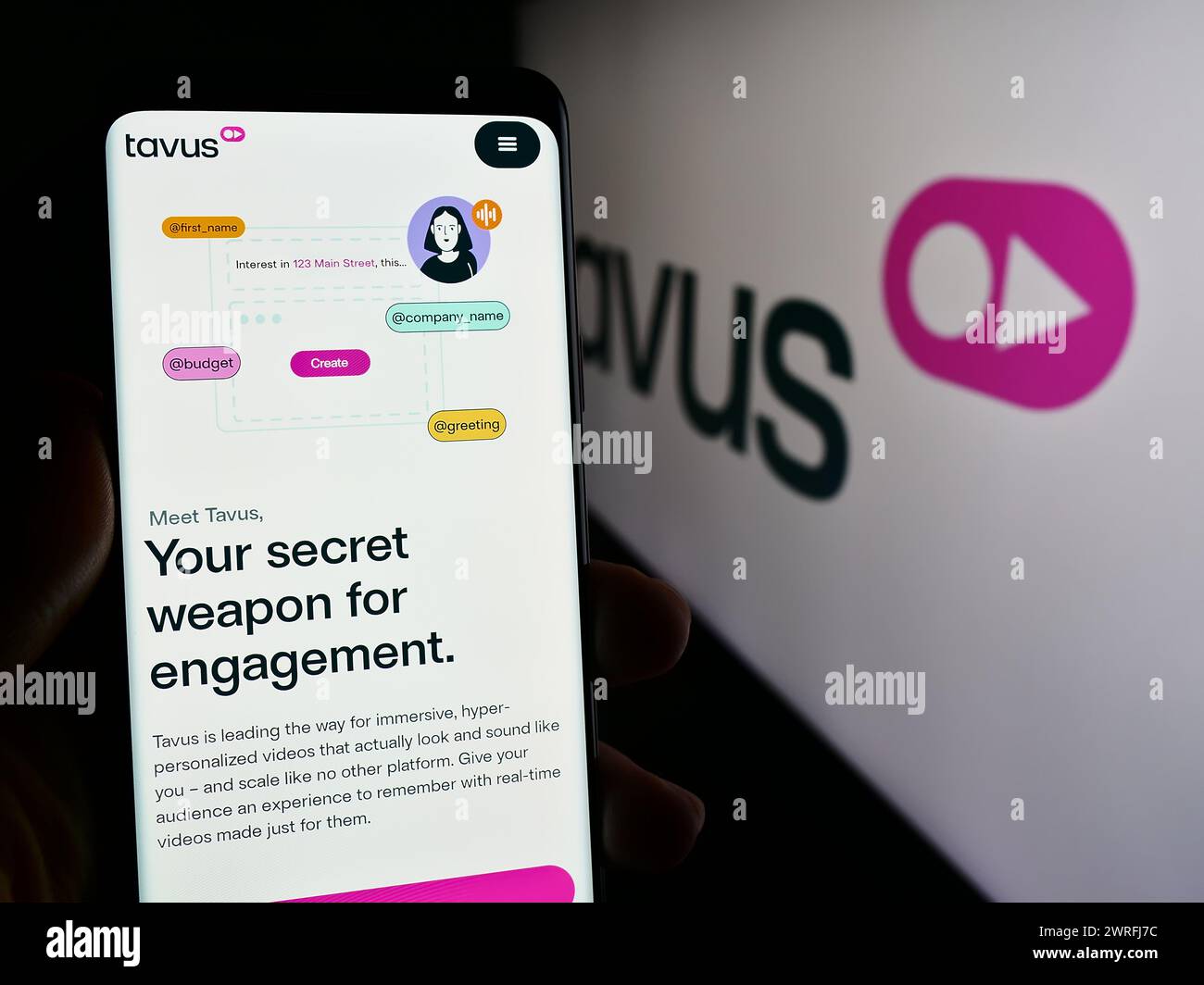 Person, die ein Smartphone hält, mit der Webseite des US-amerikanischen Videounternehmens Tavus Inc. Vor dem Logo. Konzentrieren Sie sich auf die Mitte des Telefondisplays. Stockfoto