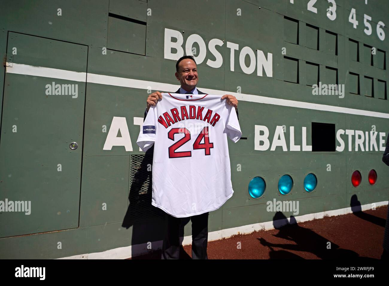Taoiseach Leo Varadkar während eines Besuchs des Boston Red Sox im Fenway Park in Boston, Massachusetts, USA, während des Besuchs des Taoiseach in den USA zum St. Patrick's Day. Bilddatum: Dienstag, 12. März 2024. Stockfoto