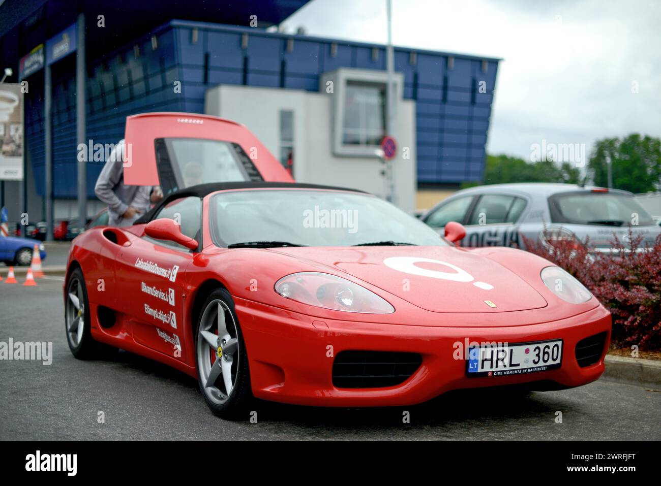 Riga, Lettland - 21. Juni 2015: Red Ferrari 360 Spider Geschenkeservice auf dem Parkplatz des Supermarktes Stockfoto
