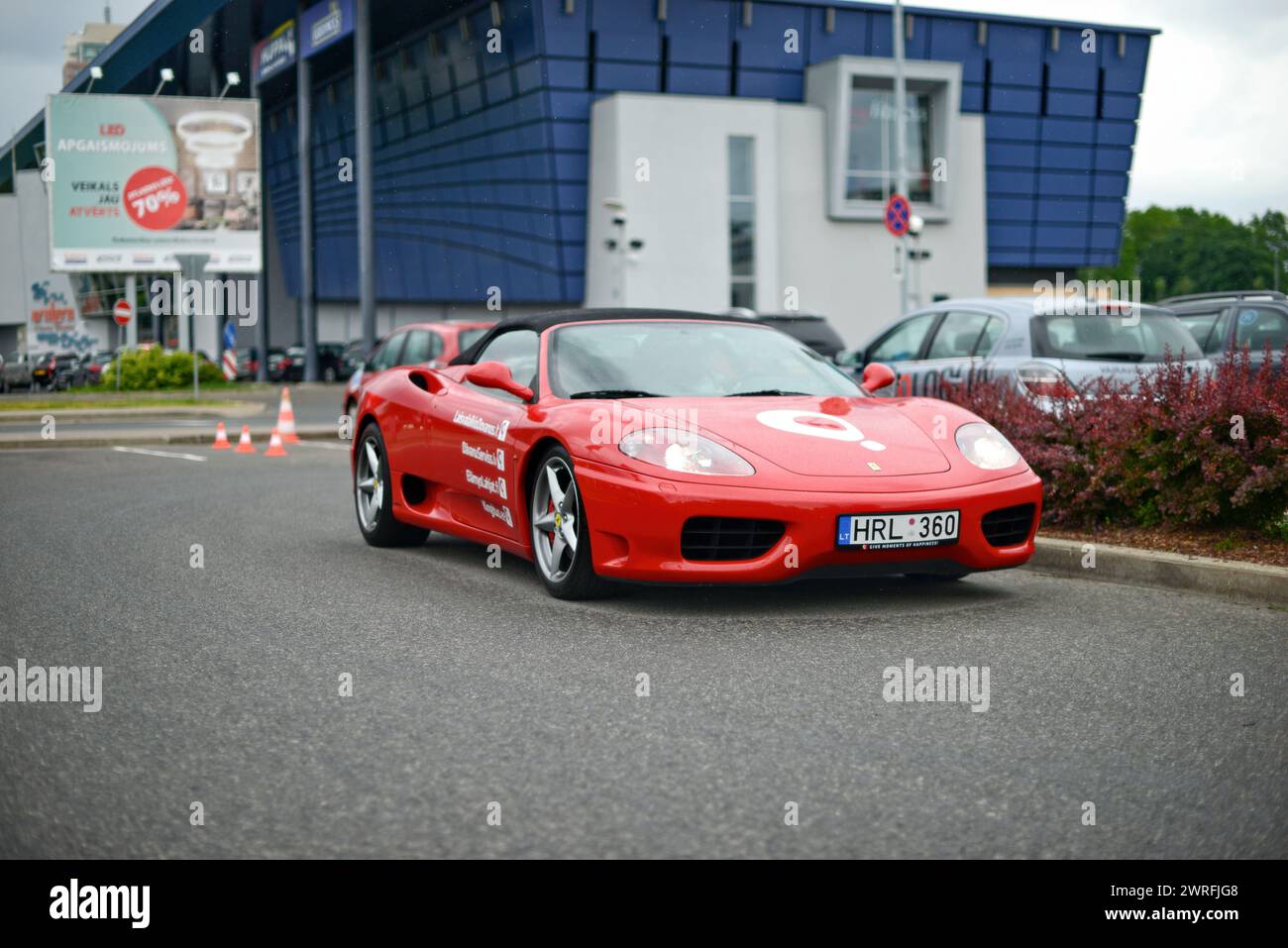 Riga, Lettland - 21. Juni 2015: Red Ferrari 360 Spider Geschenkeservice auf dem Parkplatz des Supermarktes Stockfoto