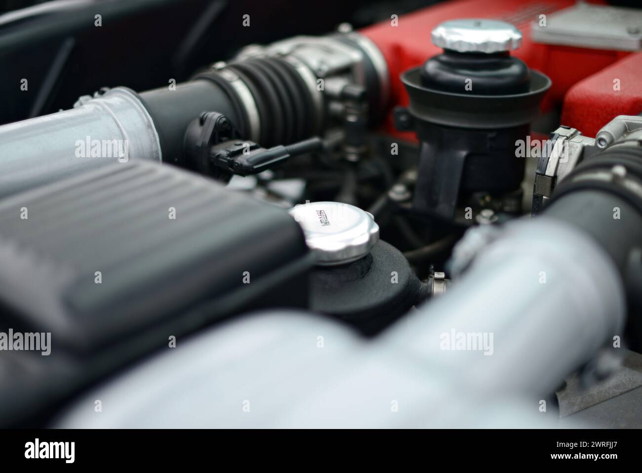 Riga, Lettland – 21. Juni 2015: Details zum Ferrari 360 Spider – Nahaufnahme – Motor Stockfoto