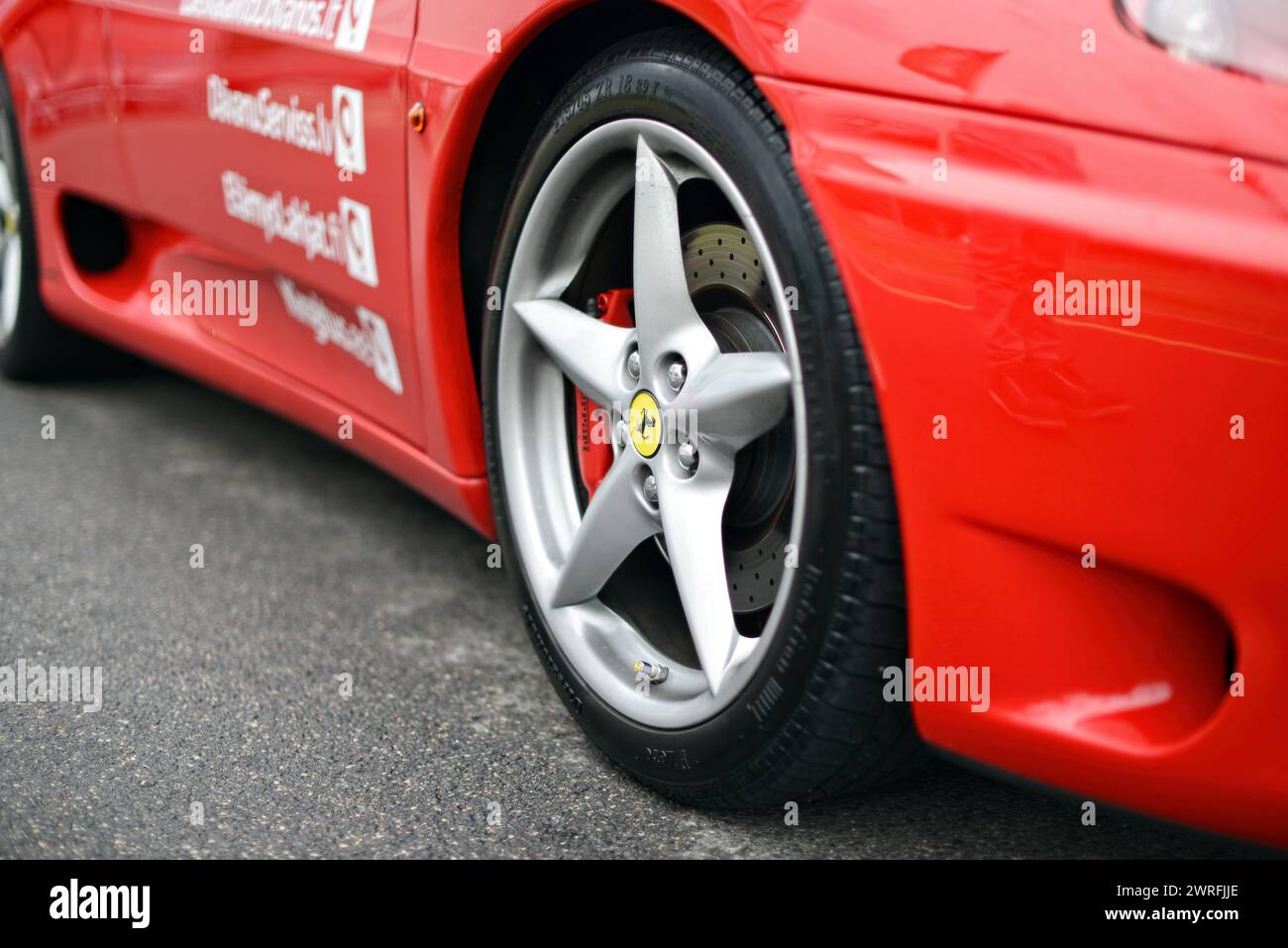 Riga, Lettland – 21. Juni 2015: Details zum Ferrari 360 Spider – Nahaufnahme – Vorderrad Stockfoto