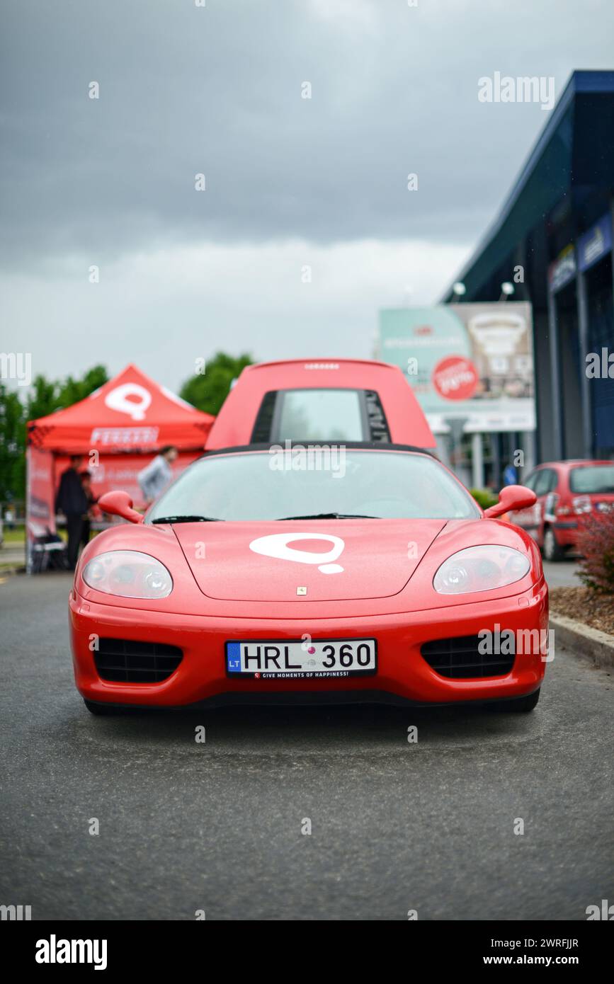 Riga, Lettland - 21. Juni 2015: Red Ferrari 360 Spider Geschenkeservice auf dem Parkplatz des Supermarktes Stockfoto