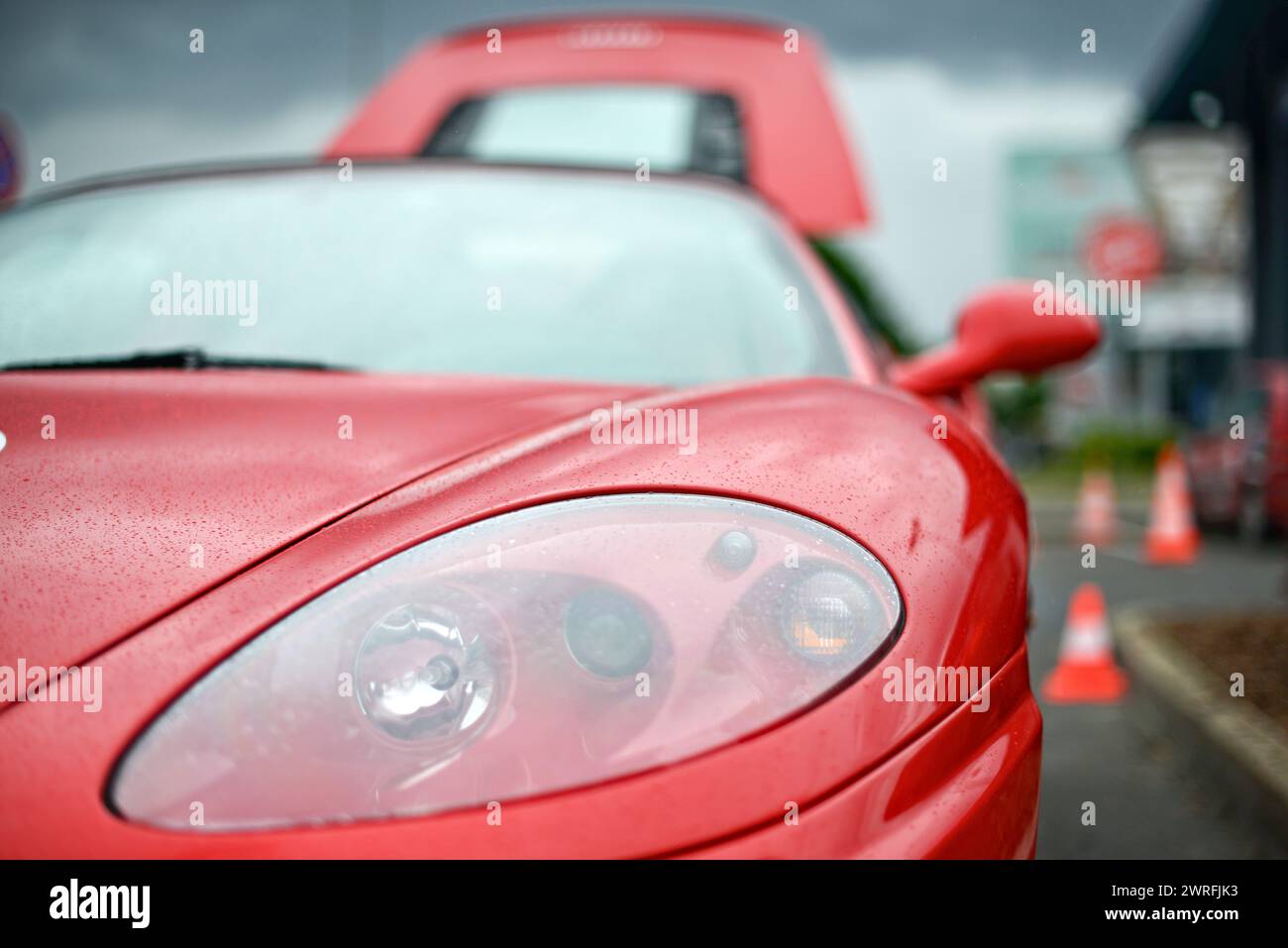 Riga, Lettland – 21. Juni 2015: Ferrari 360 Spider Details Nahaufnahme – Scheinwerfer Stockfoto