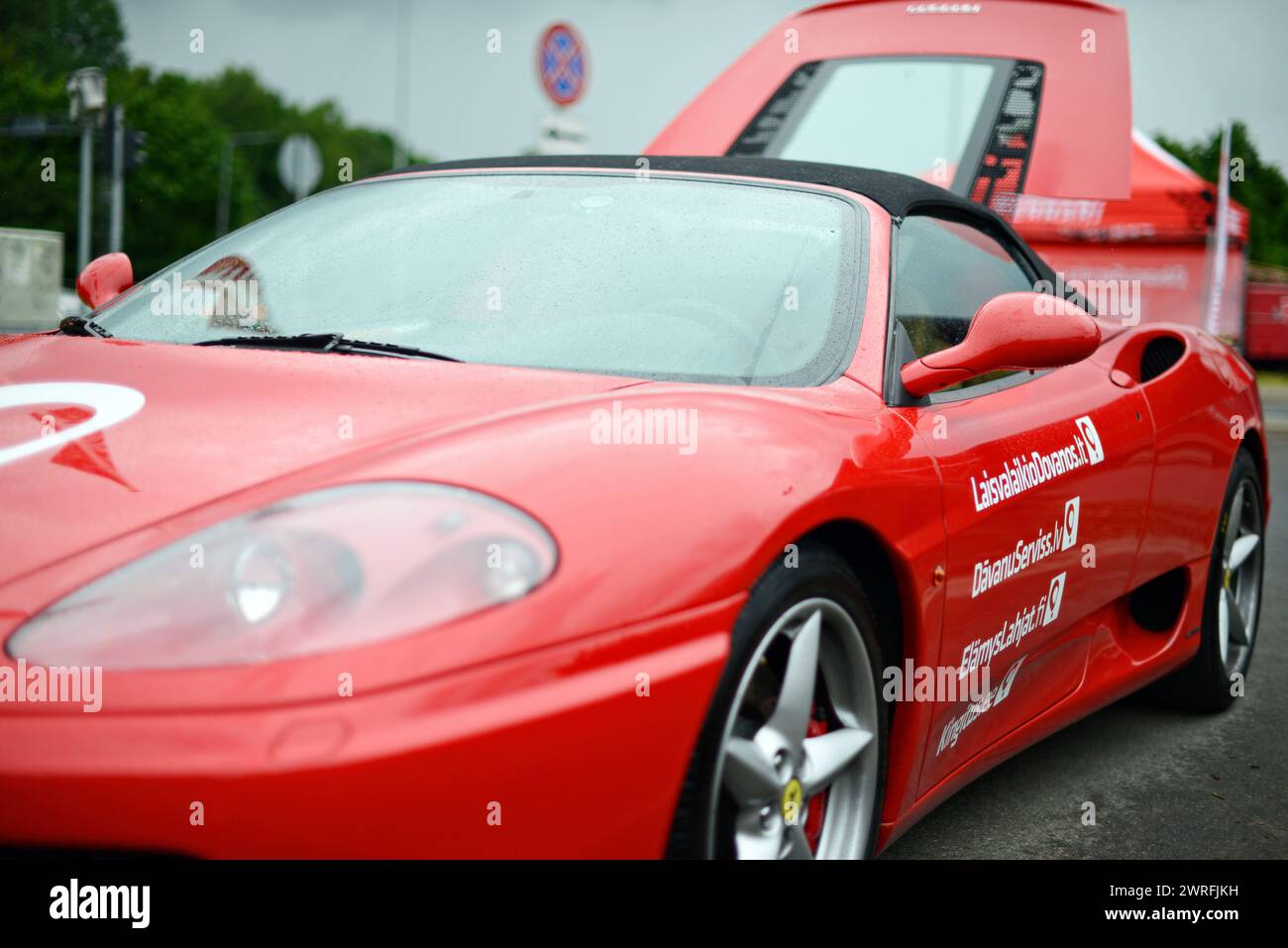 Riga, Lettland - 21. Juni 2015: Red Ferrari 360 Spider Geschenkeservice auf dem Parkplatz des Supermarktes Stockfoto