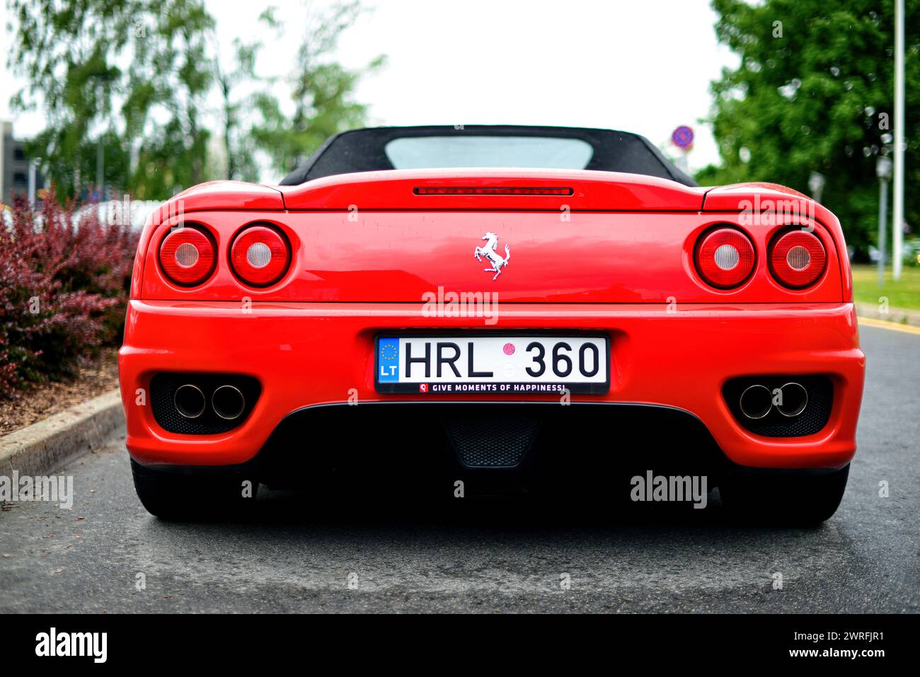 Riga, Lettland - 21. Juni 2015: Red Ferrari 360 Spider Geschenkeservice Mietwagen auf dem Parkplatz des Supermarktes, Rückansicht Stockfoto