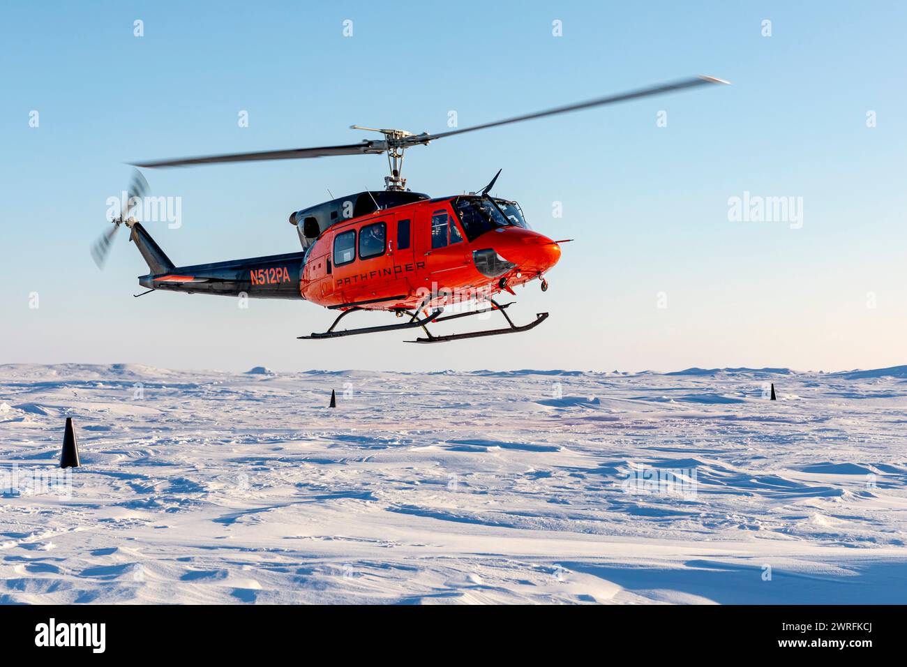 Ein Bell 212 Hubschrauber landet im Ice Camp Whale während der Operation Ice Camp (ICE CAMP) 2024 Stockfoto