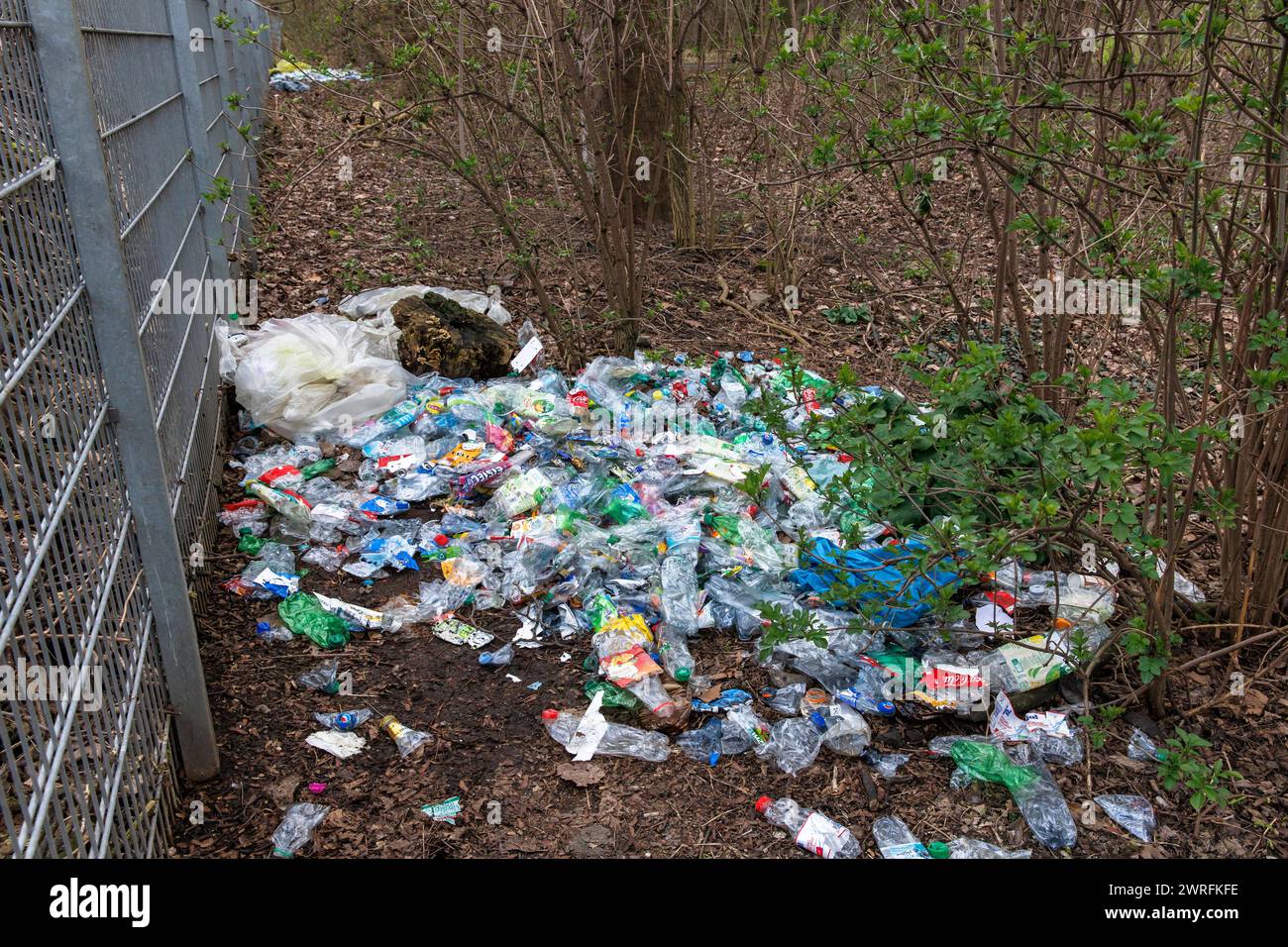 Im Hiroshima-Nagasaki-Park in Köln befindet sich eine große Anzahl von Plastikflaschen. Eine groesse Anzahl zerdrueckter Plastikflaschen liegen im Stockfoto