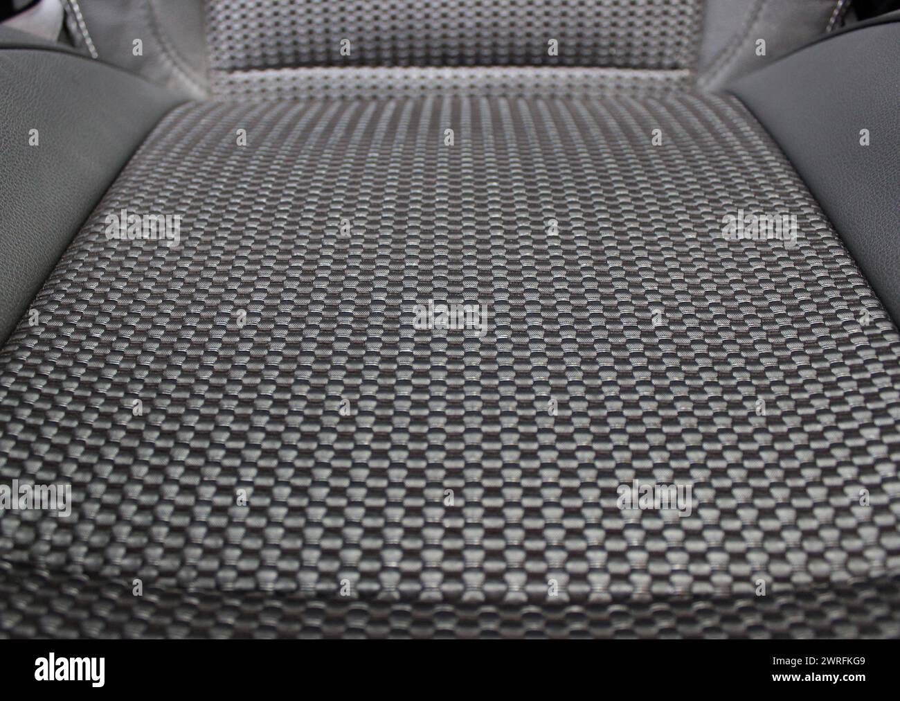 Kompliziertes Polstermuster aus Bandgewebe des Sitzes im modernen Auto Stockfoto