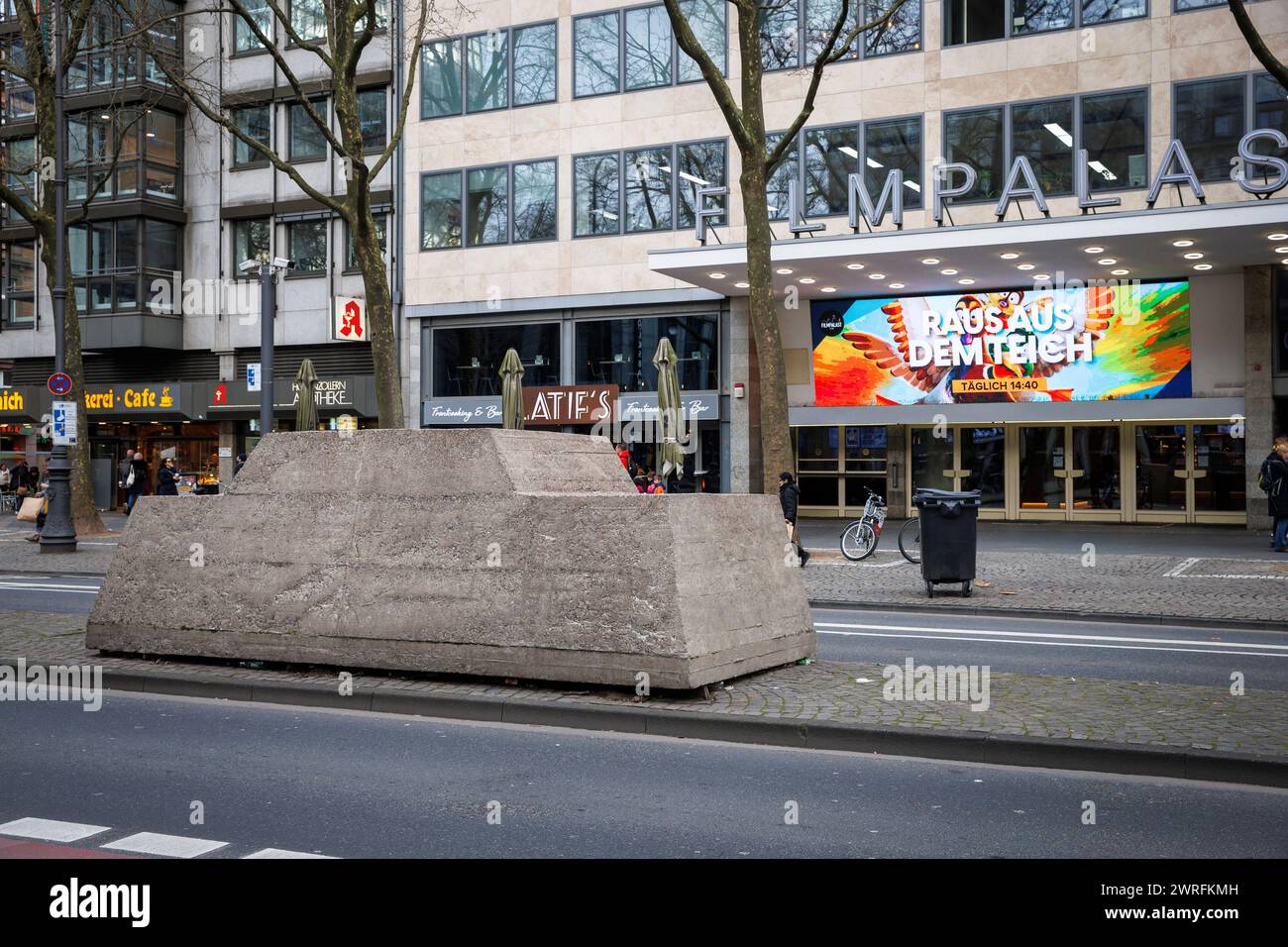 Die Betonskulptur Ruhender Verkehr von 1969 von Wolf Vostell am Hohenzollernring, Köln. Es besteht aus einem Opel Ka Stockfoto