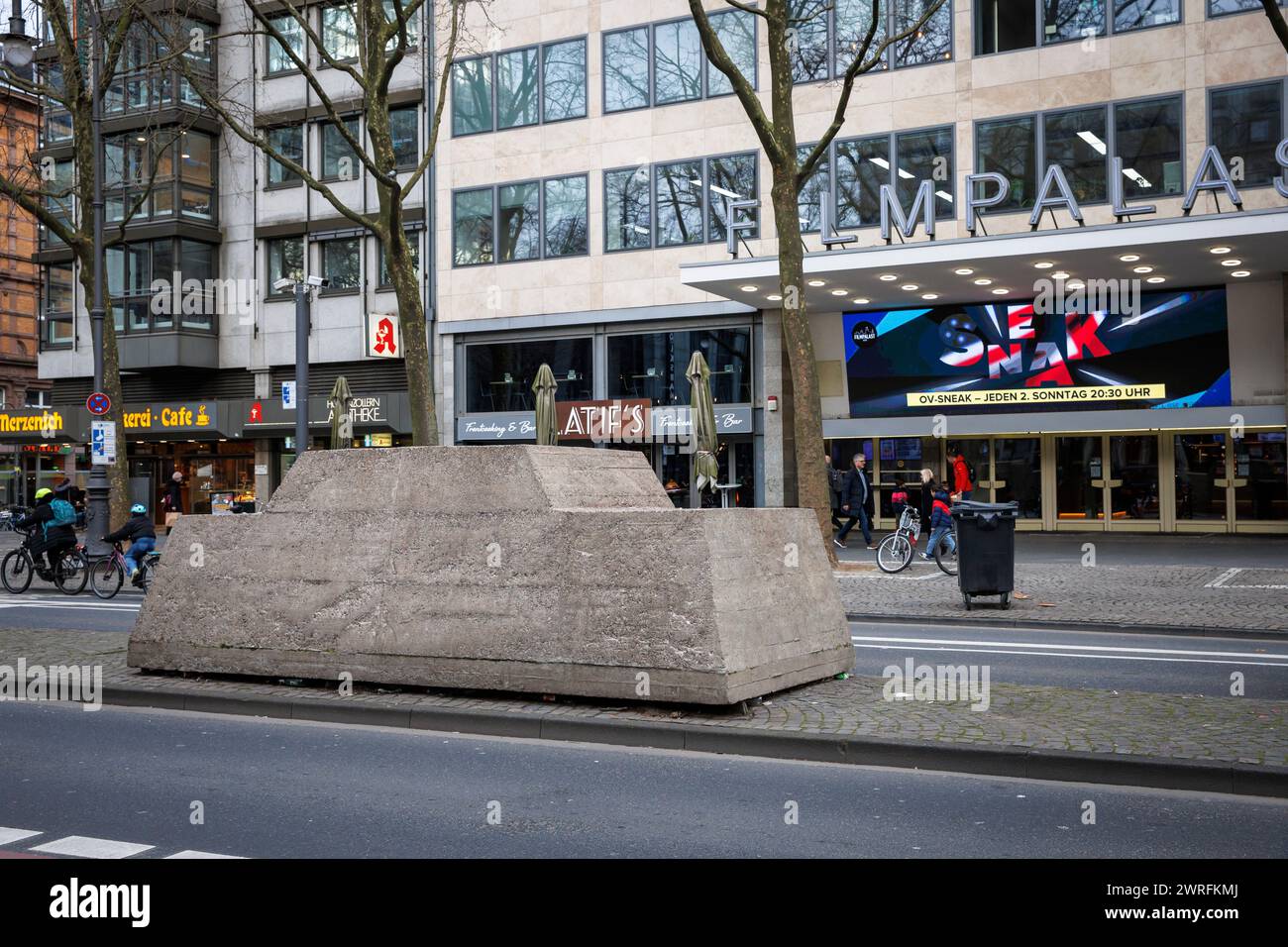 Die Betonskulptur Ruhender Verkehr von 1969 von Wolf Vostell am Hohenzollernring, Köln. Es besteht aus einem Opel Ka Stockfoto