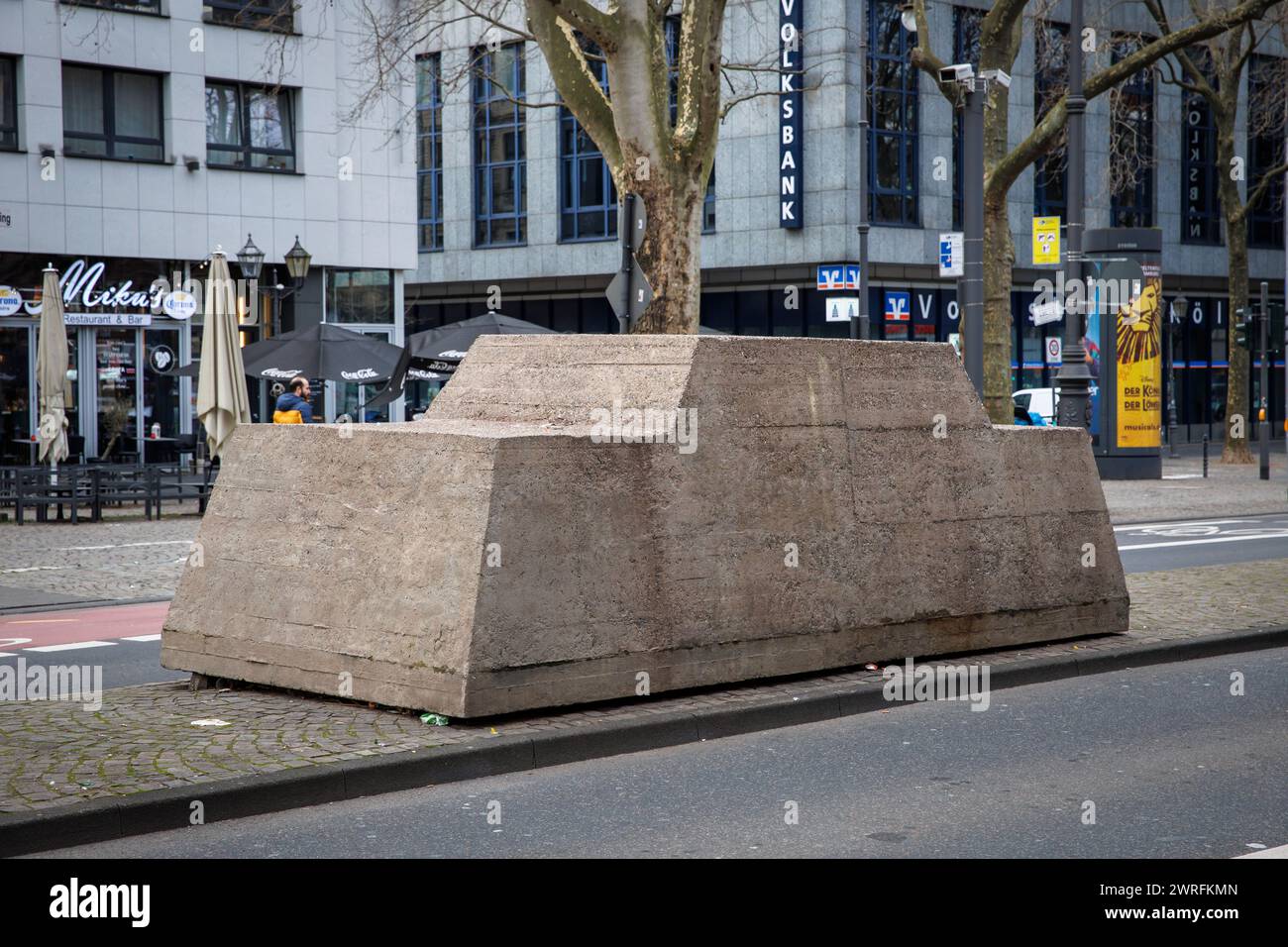 Die Betonskulptur Ruhender Verkehr von 1969 von Wolf Vostell am Hohenzollernring, Köln. Es besteht aus einem Opel Ka Stockfoto