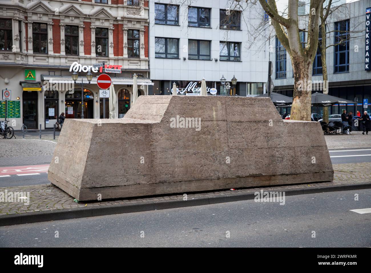 Die Betonskulptur Ruhender Verkehr von 1969 von Wolf Vostell am Hohenzollernring, Köln. Es besteht aus einem Opel Ka Stockfoto