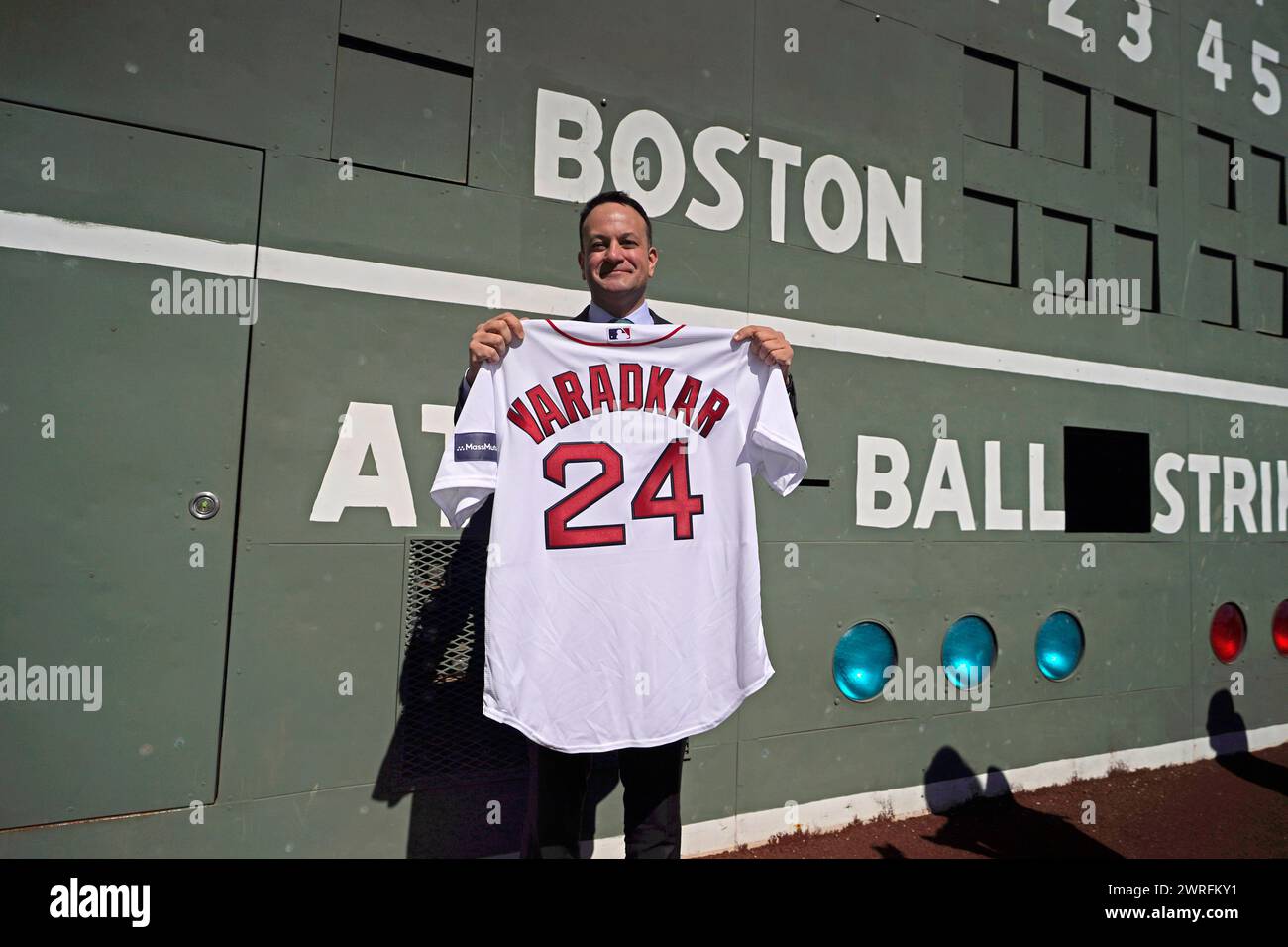 Taoiseach Leo Varadkar während eines Besuchs des Boston Red Sox im Fenway Park in Boston, Massachusetts, USA, während des Besuchs des Taoiseach in den USA zum St. Patrick's Day. Bilddatum: Dienstag, 12. März 2024. Stockfoto