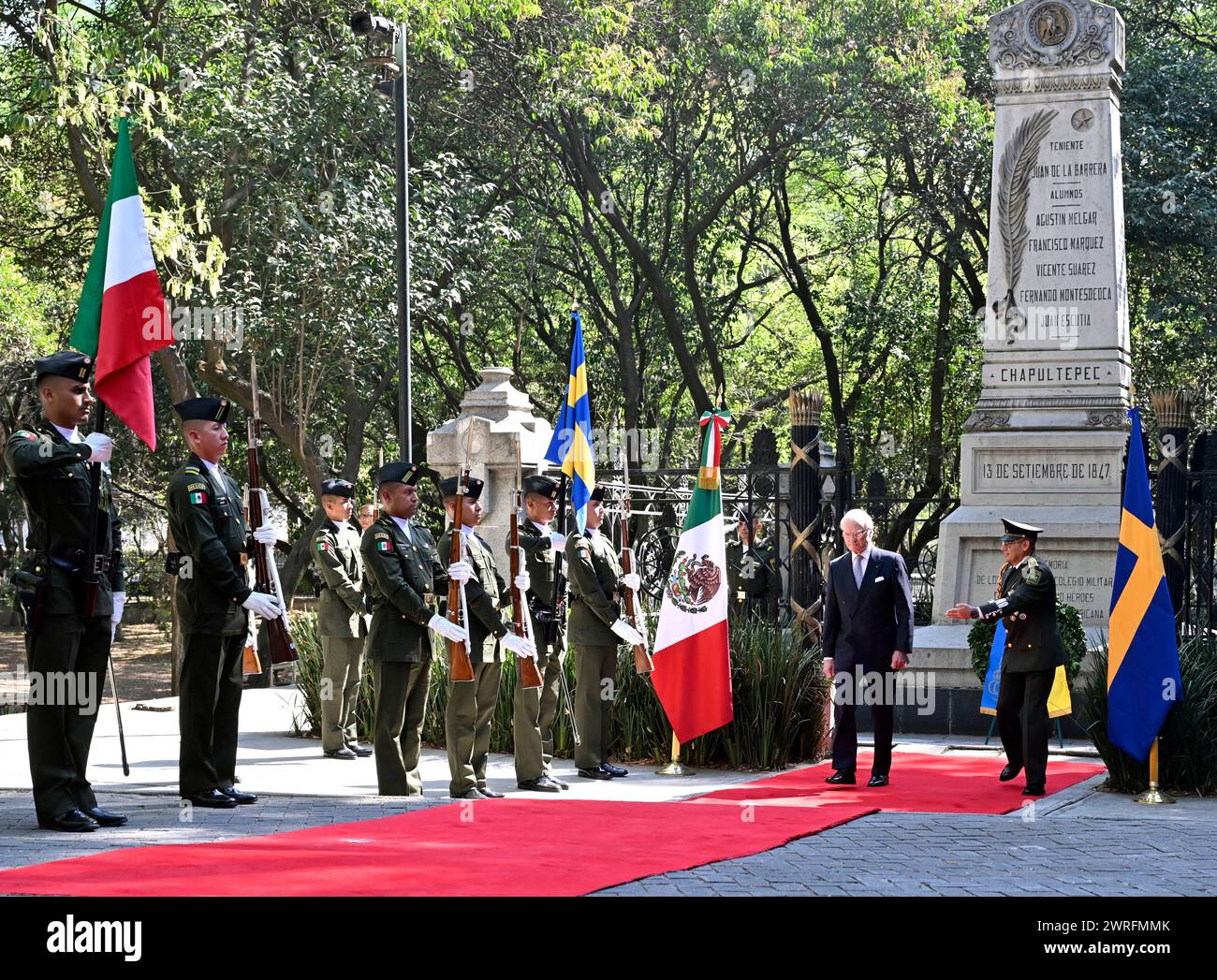 Mexiko-Stadt, Mexiko. März 2024. MEXIKO-STADT, MEXIKO 20240312 König Carl Gustaf legt einen Kranz auf dem Obelisco a los Niños Heroes während des Staatsbesuchs in Mexiko. Foto: Jonas Ekströmer/TT/Code 10030 Credit: TT News Agency/Alamy Live News Stockfoto