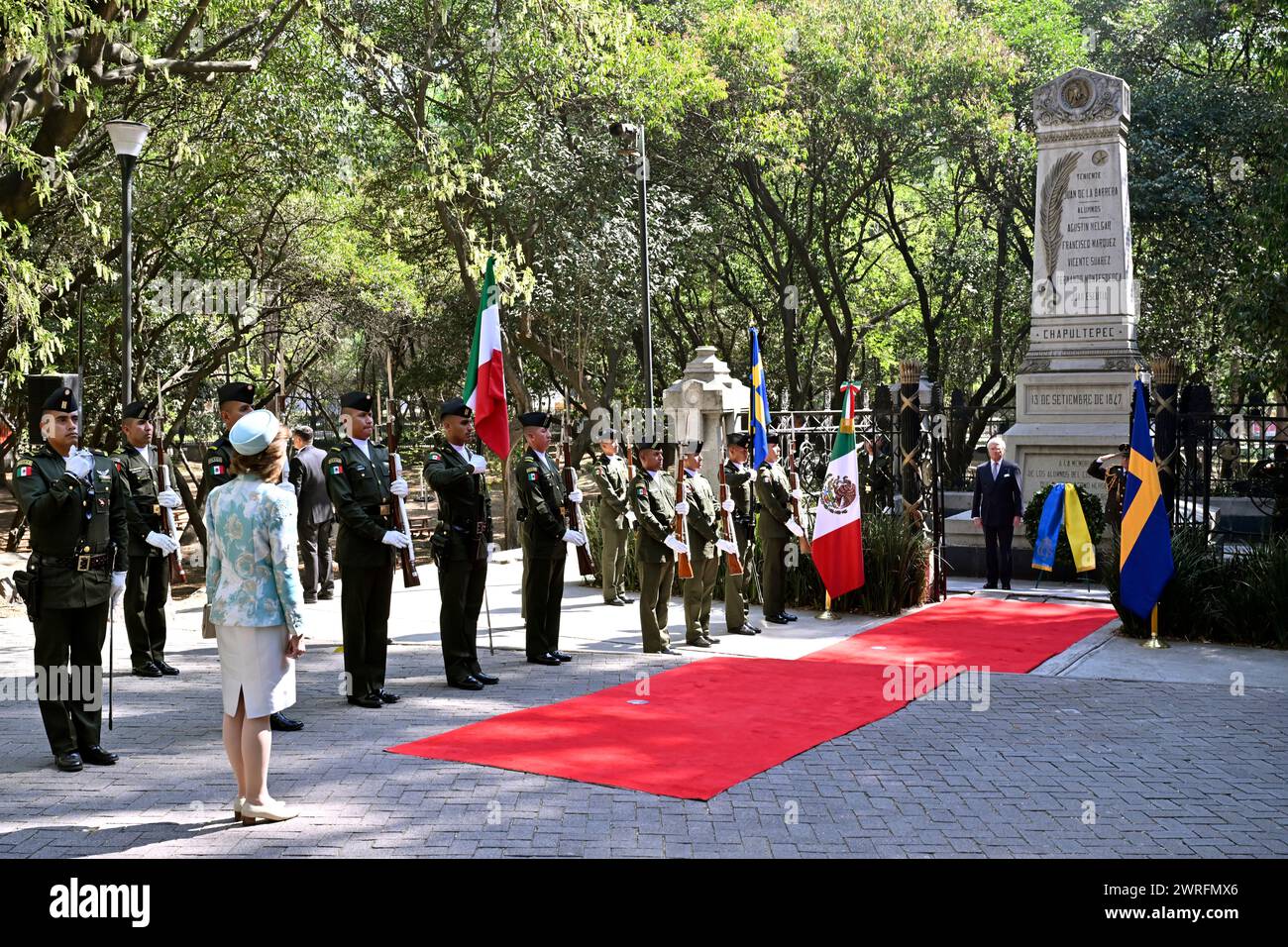 Mexiko-Stadt, Mexiko. März 2024. MEXIKO-STADT, MEXIKO 20240312 Königin Silvia und König Carl Gustaf bei der Verlegung eines Kranzes am Obelisco a los Niños Heroes während des Staatsbesuchs in Mexiko. Foto: Jonas Ekströmer/TT/Code 1003 Credit: TT News Agency/Alamy Live News Stockfoto