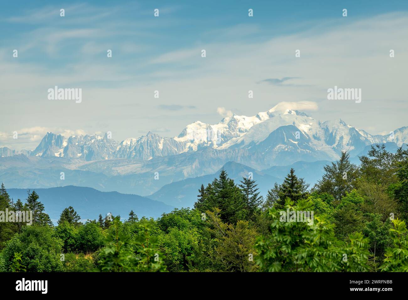 Blick auf die Alpen und den Mont-Blanc vom Col de la Faucille, dem Jura, Frankreich Stockfoto