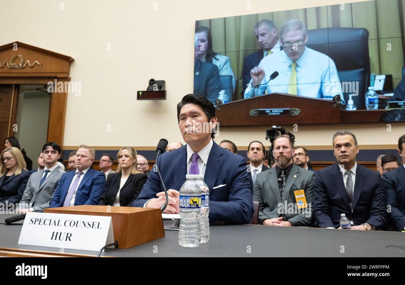 Robert K Hur, Special Counsel, hört als US-Repräsentant Jim Jordan (Republikaner von Ohio), Vorsitzender des US-Justizausschusses, gibt eine Eröffnungserklärung ab, bevor er vor dem Justizausschuss des US-Repräsentantenhauses über seinen Bericht „Report of the Special Counsel on the Investigation of Unbefugte Removal, Retention, und Offenlegung geheimer Dokumente, die an Orten wie dem Penn Biden Center und der Delaware Private Residence von Präsident Joseph R. Biden, Jr.“ im Rayburn House Office Building auf dem Capitol Hill in Washington, DC, auf Tu entdeckt wurden Stockfoto