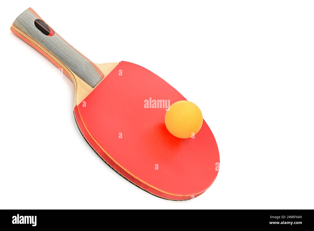 Tischtennisschläger und Ball. Tischtennisausrüstung isoliert auf weißem Hintergrund. Freier Platz für Text. Stockfoto