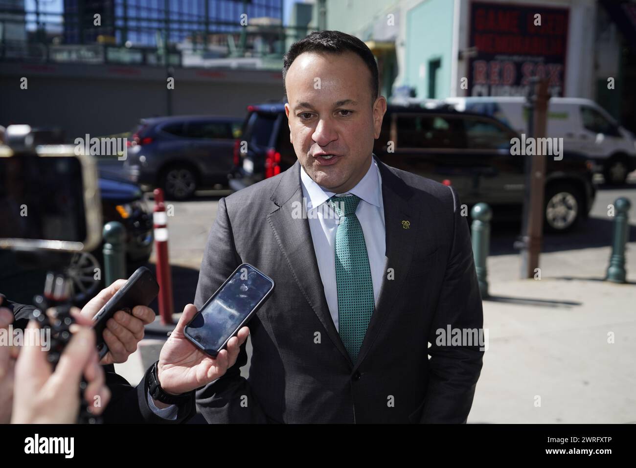 Taoiseach Leo Varadkar spricht vor dem Fenway Park in Boston, Massachusetts, USA, während des Besuchs des Taoiseach in den USA zum St. Patrick's Day. Bilddatum: Dienstag, 12. März 2024. Stockfoto