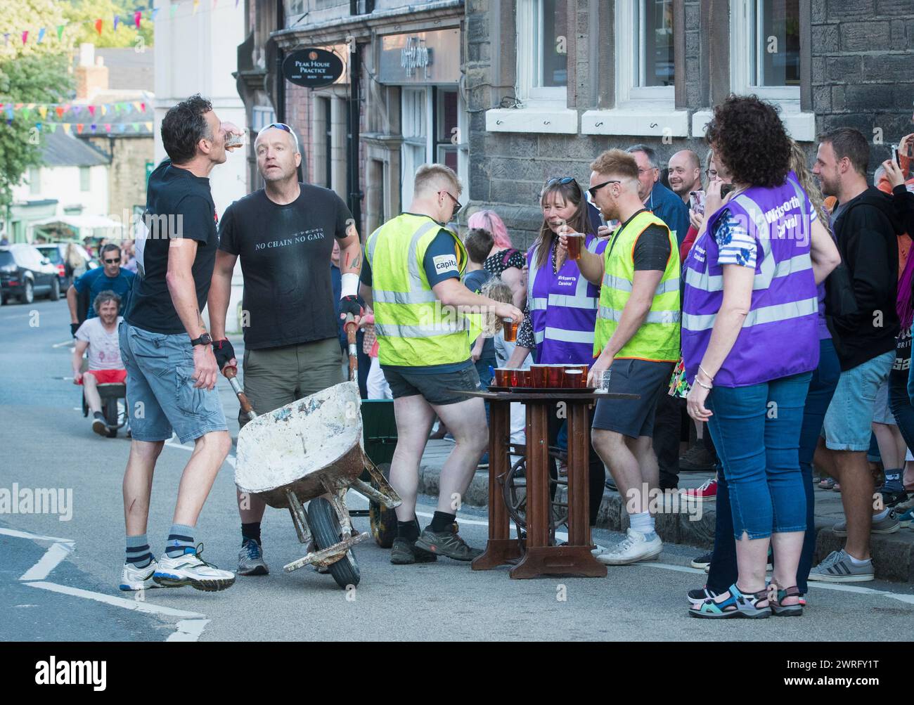 27/05/18 Teilnehmer nehmen an einem erbrechenden Schubkarren-Rennen um einen 1,6 km langen Kurs Teil und halten an sieben Pubs, in denen Fahrer und Beifahrer eine Pause einlegen Stockfoto