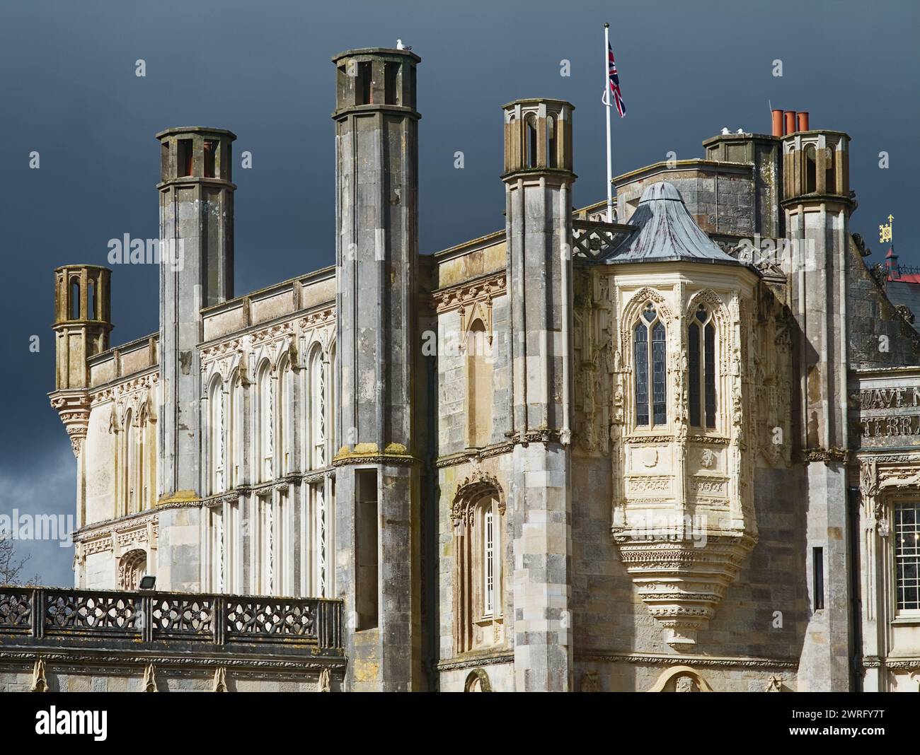 Gerippte achteckige Stützen und Orielfenster der Großen Halle des 1. Grades sind romantisch, malerisch, im neugotischen Stil errichtetes Highcliffe Castle, D. Stockfoto