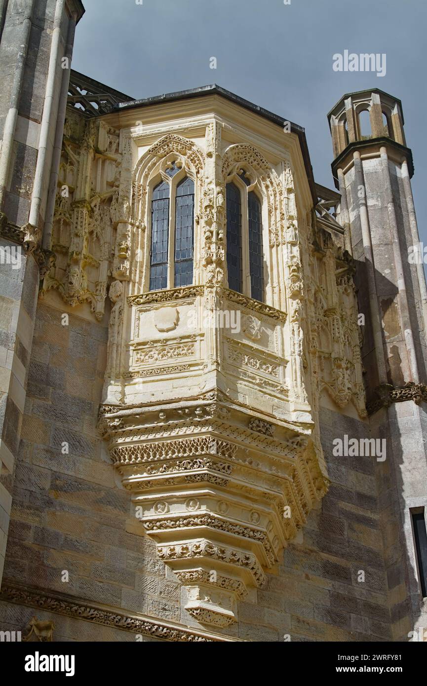 Schmales, halb achteckiges Oriel-Fenster, geschnitzt mit Medeival-Schnitzereien, flankiert von gerippten achteckigen Stützen, Highcliffe Castle, Dorset, UK Stockfoto